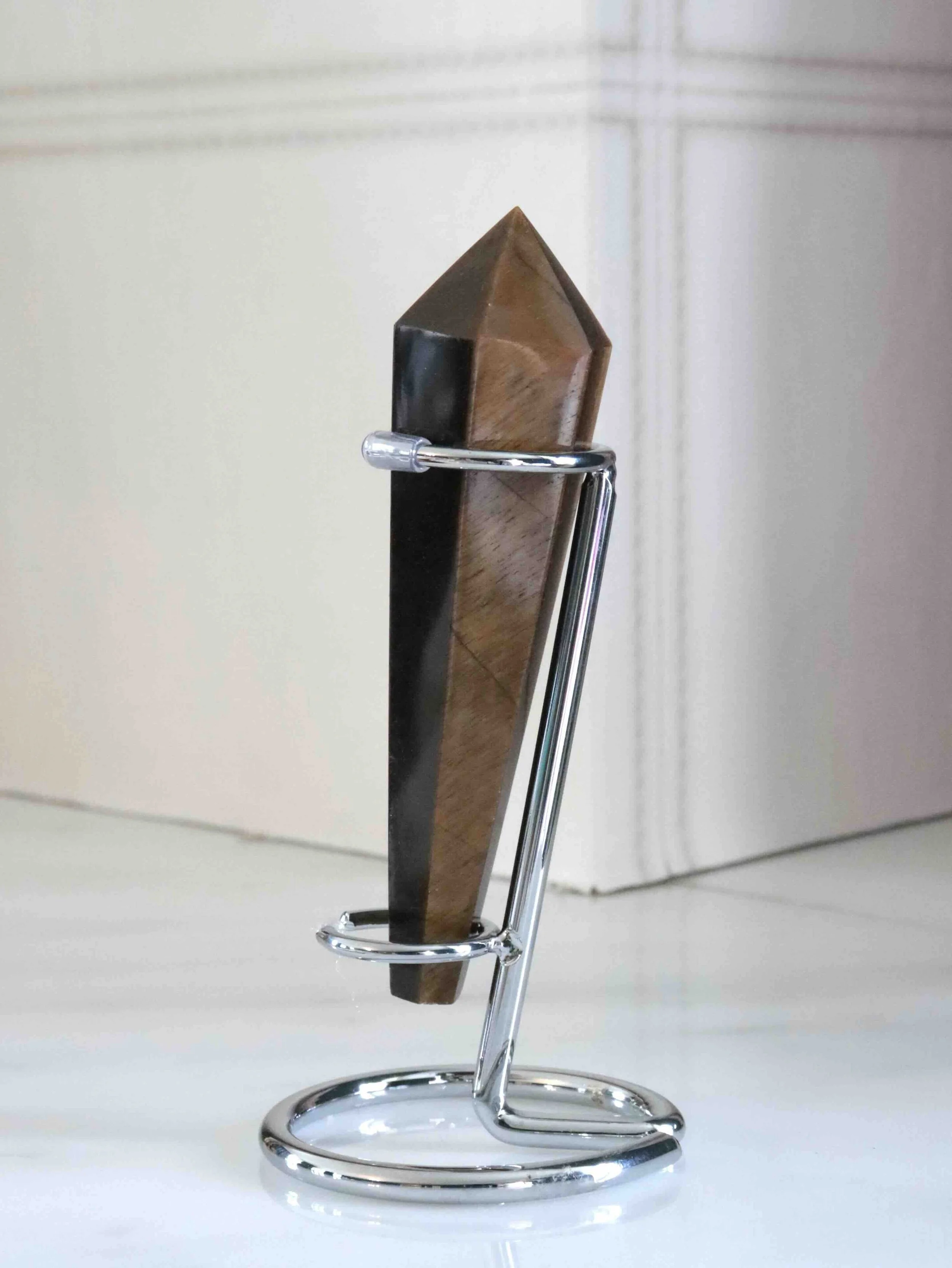 Sceptre en Œil-de-Tigre sur socle - Pierre pour laisser briller sa lumière - SOLYA - Eshop de lithothérapie - Magasin de pierres éthiques & naturelles en Belgique - Bijoux, cristaux & minéraux