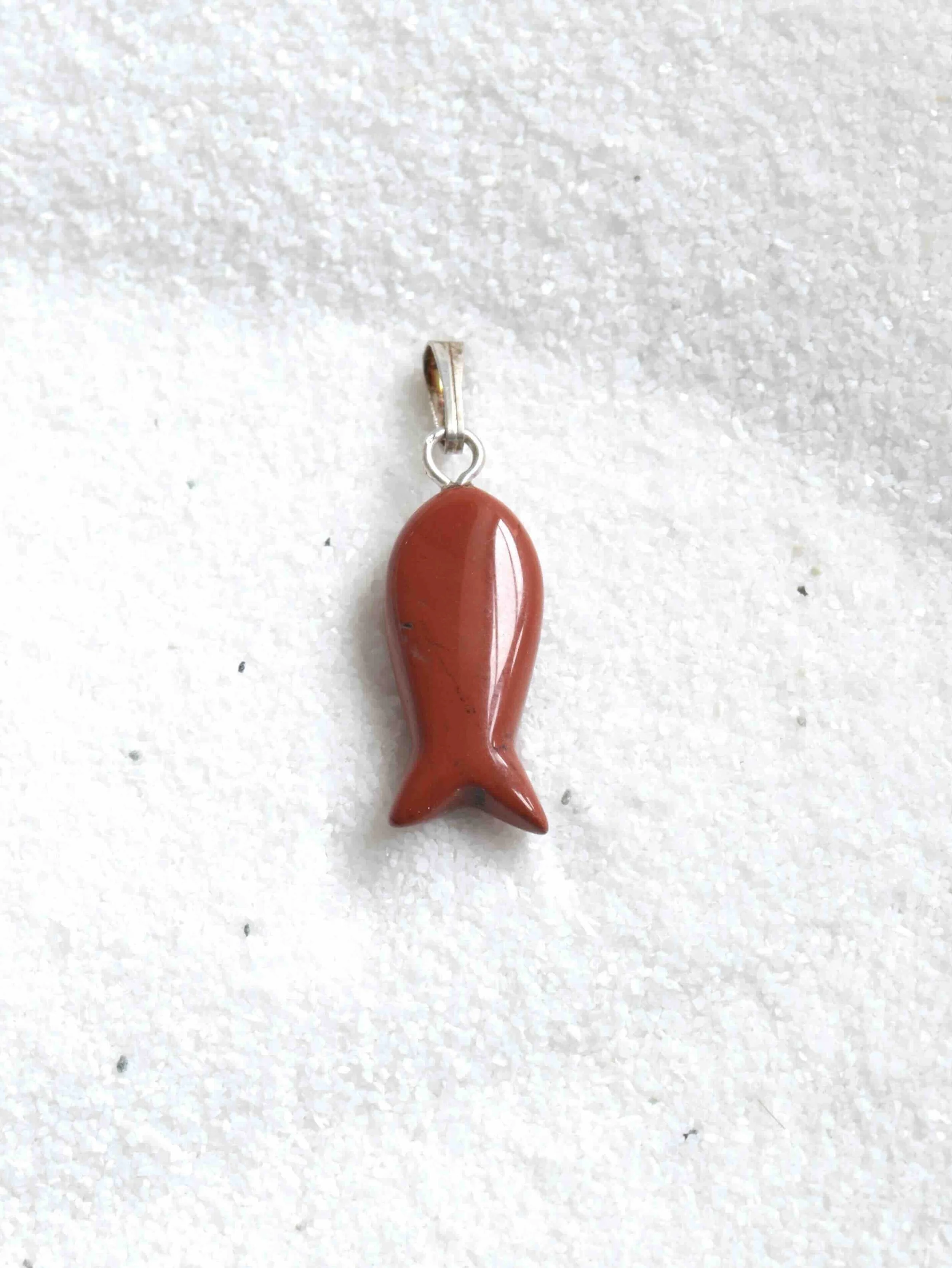 Pendentif poisson en Jaspe rouge - Prendre sa place- SOLYA - Lithothérapie - Cristaux, Minéraux & Bonnes énergies - Magasin lithothérapie Belgique - Pierre éthique et naturelle