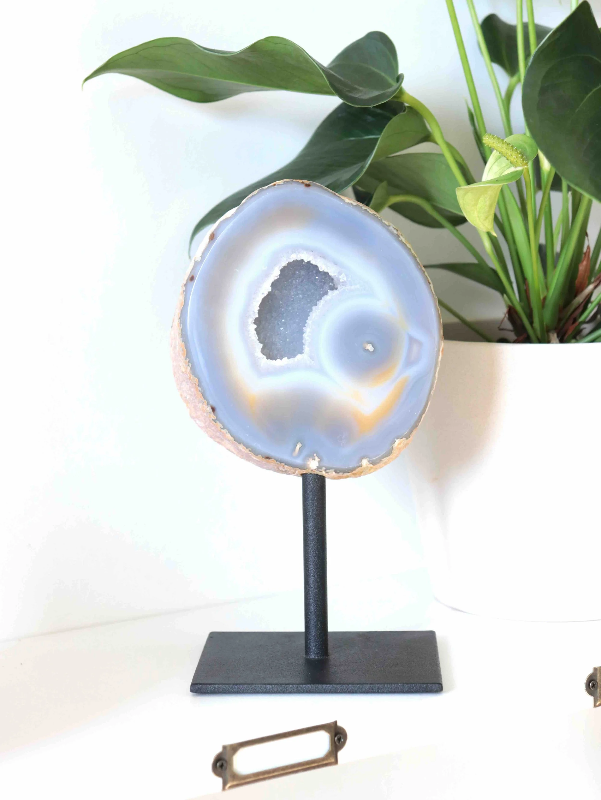 Agate sur pied - Pierre pour le courage & la chance - SOLYA - Eshop de lithothérapie - Magasin de pierres éthiques & naturelles en Belgique - Bijoux, cristaux & minéraux.jpeg