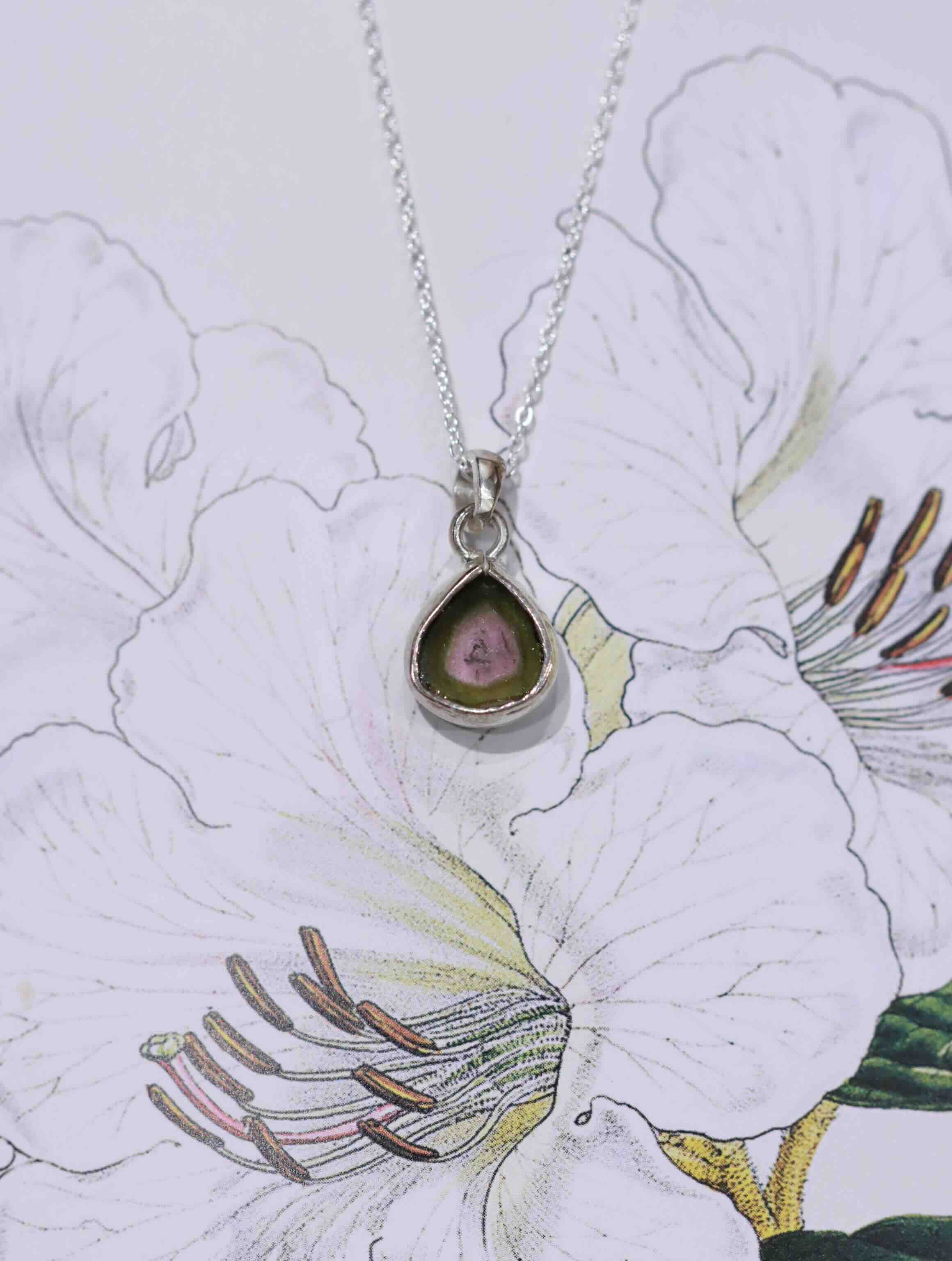Pendentif en Tourmaline melon d'eau - Pierre pour se faire confiance & aimer - SOLYA - Boutique de bijoux, cristaux & minéraux en Belgique - Pierre éthiques & naturelles en Belgique - Lithothérapie