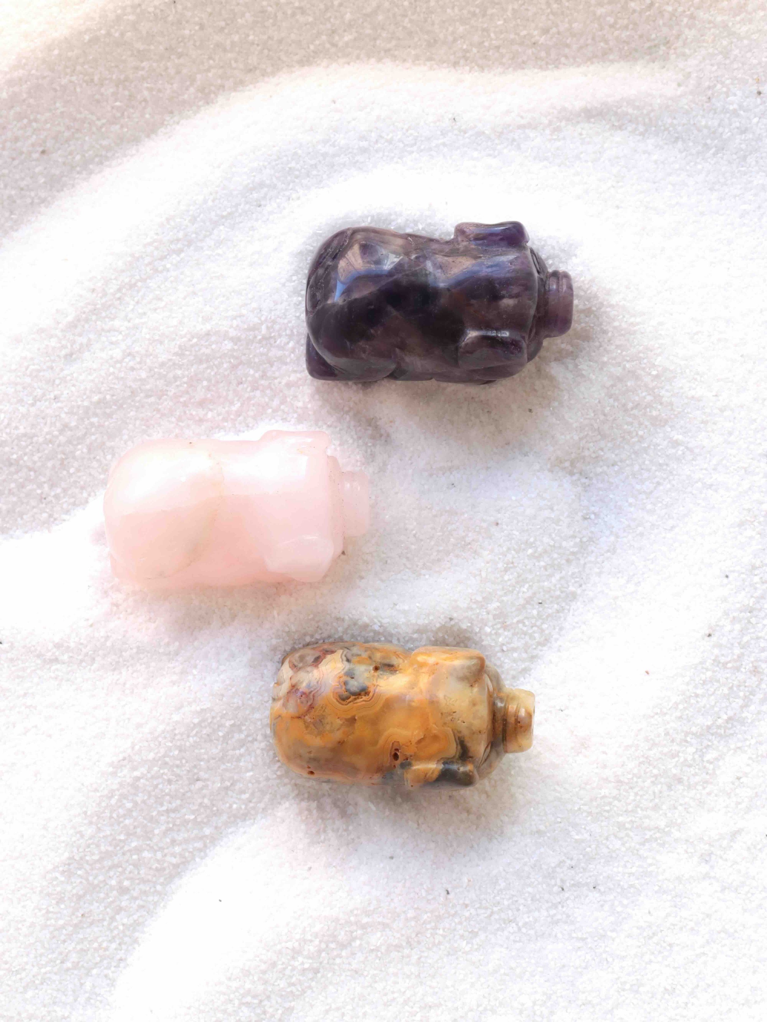 Petit cochons en pierres naturelles - SOLYA - Boutique de bijoux, cristaux & minéraux en Belgique à Bruxelles