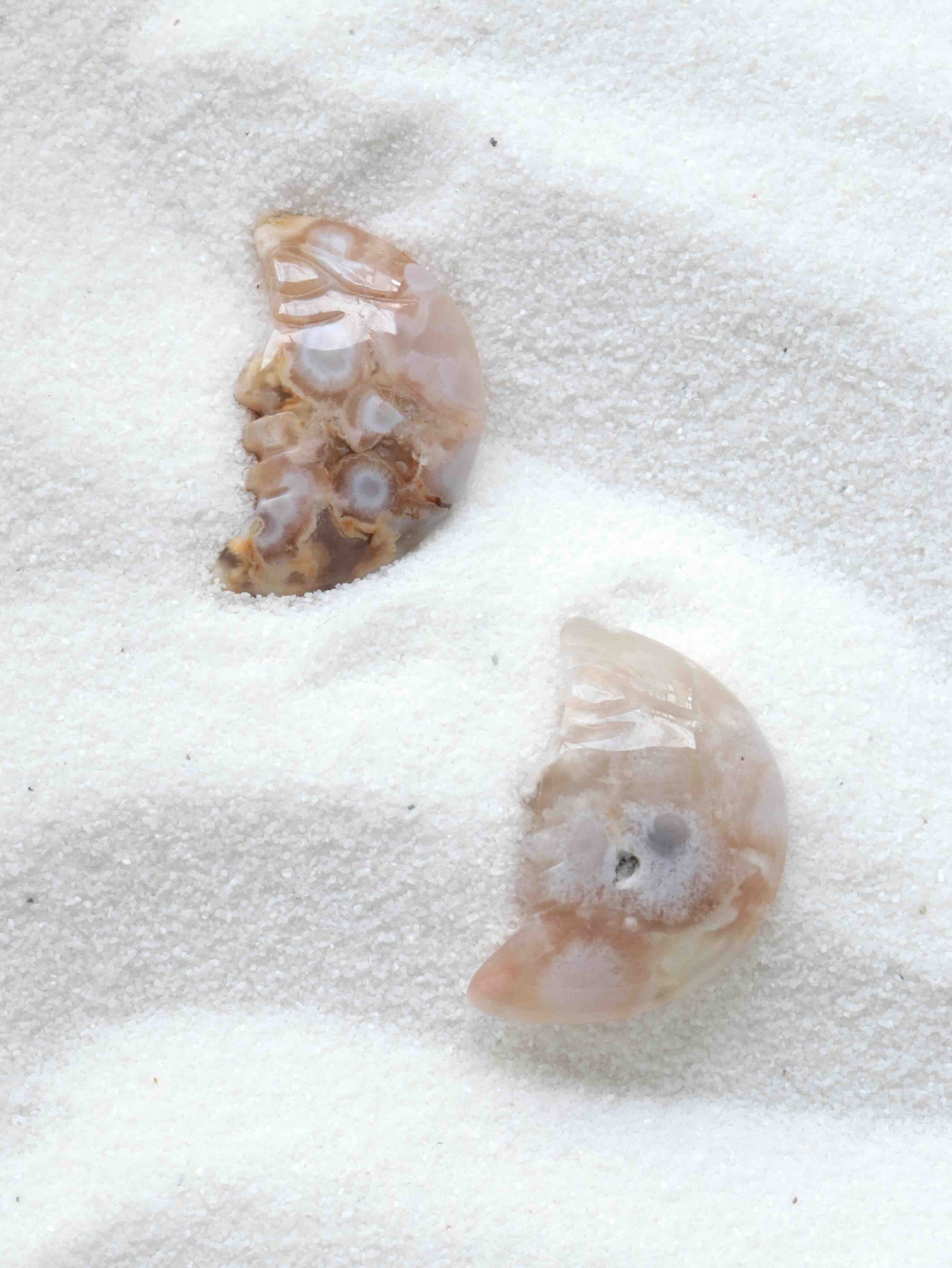 Lune en Agate fleurie - Pierre pour le développement & le positivisme - SOLYA - Eshop de lithothérapie - Cristaux & minéraux - Pierres naturelles & éthiques - Belgique - France