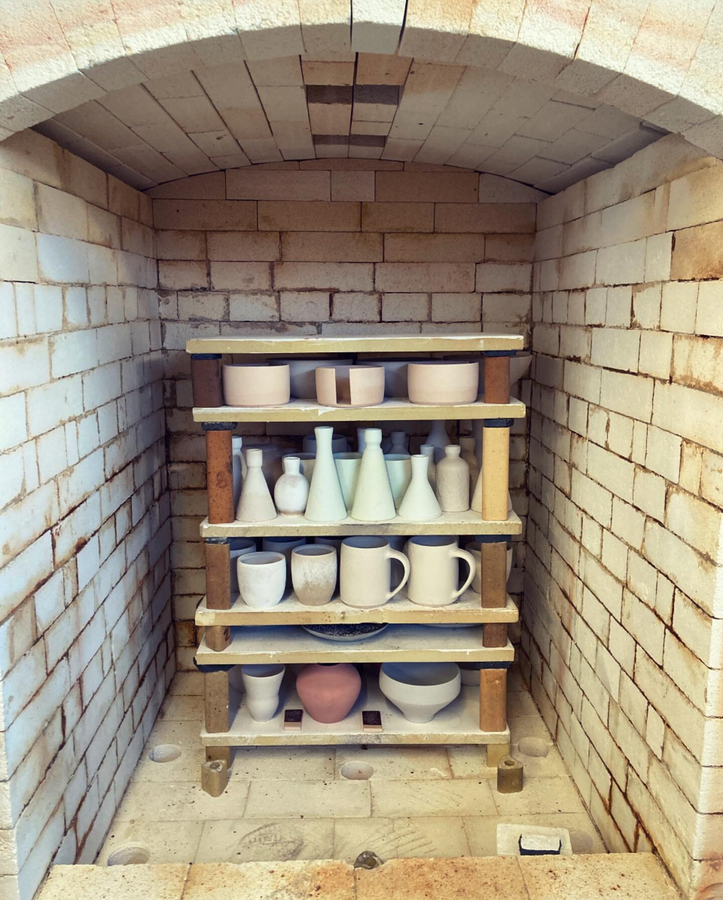 Ready to set the cathedral on fire 🔥 #gaskiln #cone10 #reductionfiring #ceramics #ceramic #interiordecor #handmadeceramics #wheelthrown #handmade #hechoamano #instapottery #pottery #ceramicarts #art #design #studiopottery #contemporaryceramics #func