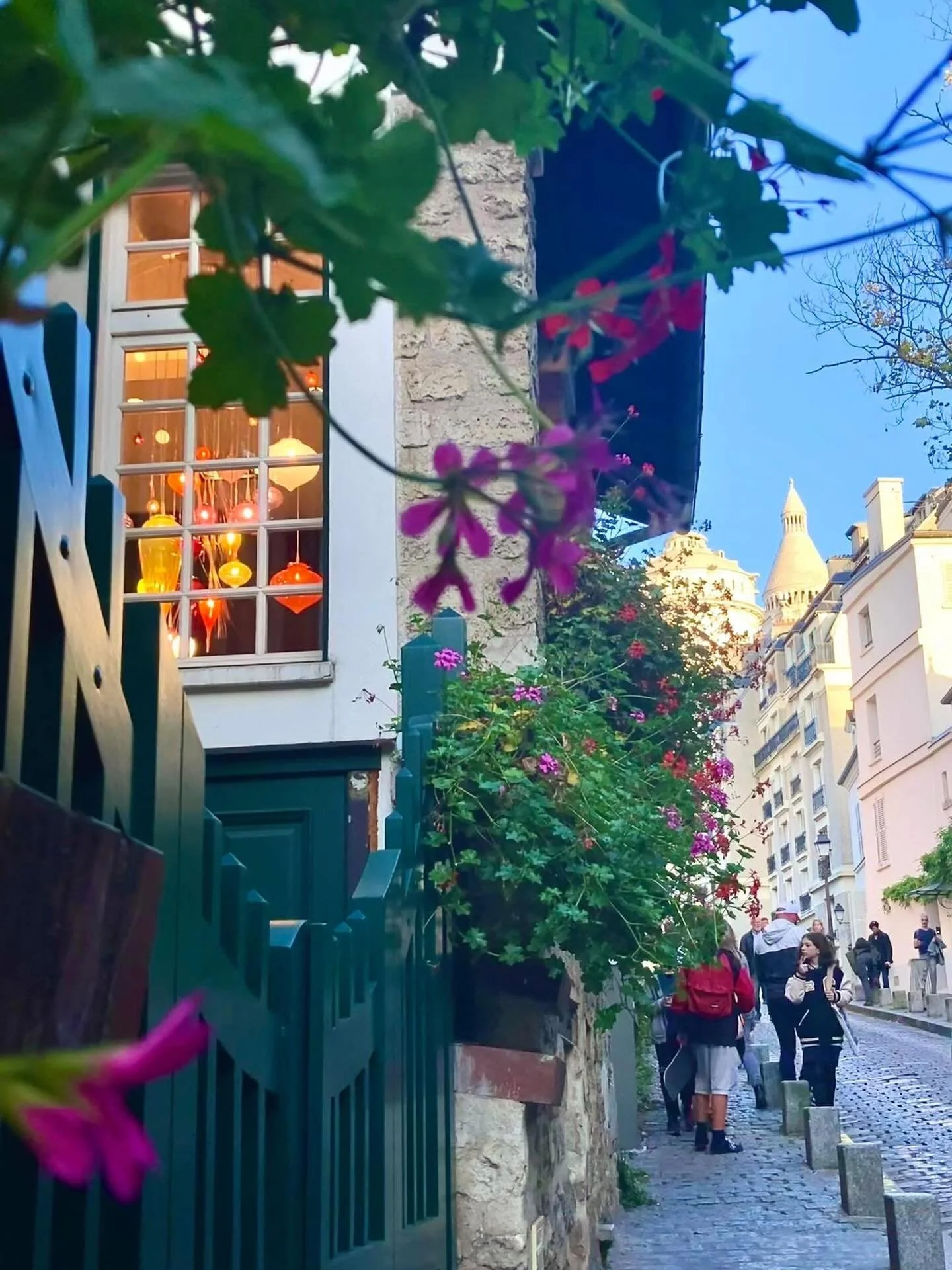 &Eacute;cho &mdash; Po&egrave;me d&rsquo;amour parisien &mdash; version slam
Par Sophie Roum&eacute;as

La terrasse.
Deux femmes.
Presque inconnues &mdash;
bient&ocirc;t partenaires artistiques.
L&rsquo;une a un accent espagnol.
Elles conversent en a