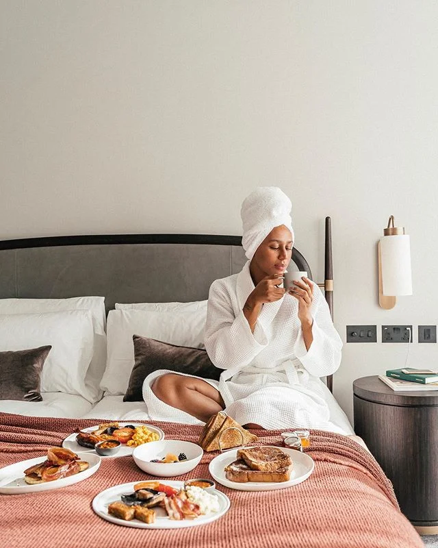 wishing I could start every Sunday with breakfast in bed ordered from a tablet right next to my bed 😍🍳🥞
.
review of my stay at @thestratford is now up, link in bio 💖 #giftedstay
