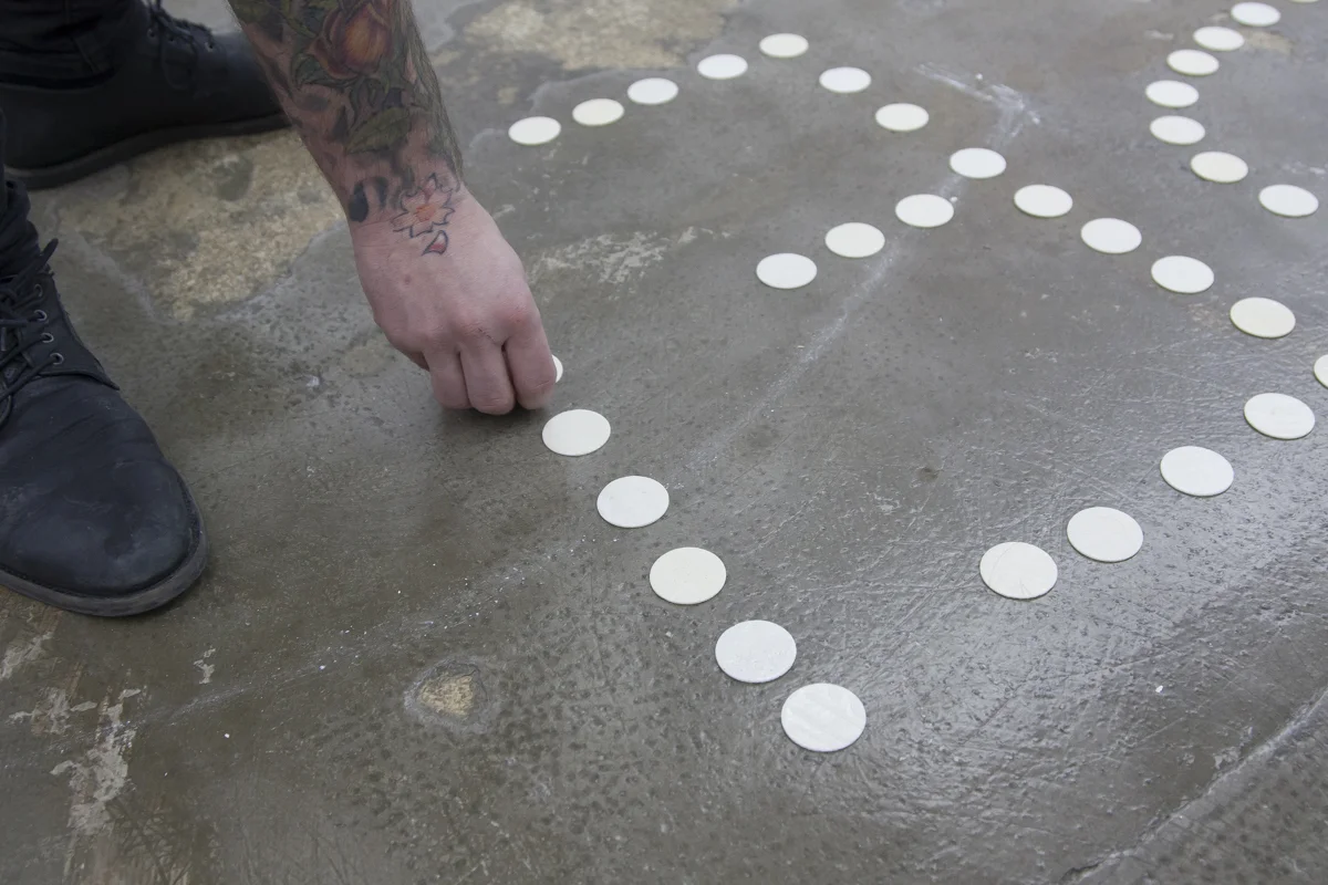 Performance inicial donde el artista Abel Azcona realiza la instalación en Galería Alicia Hevia de Madrid.