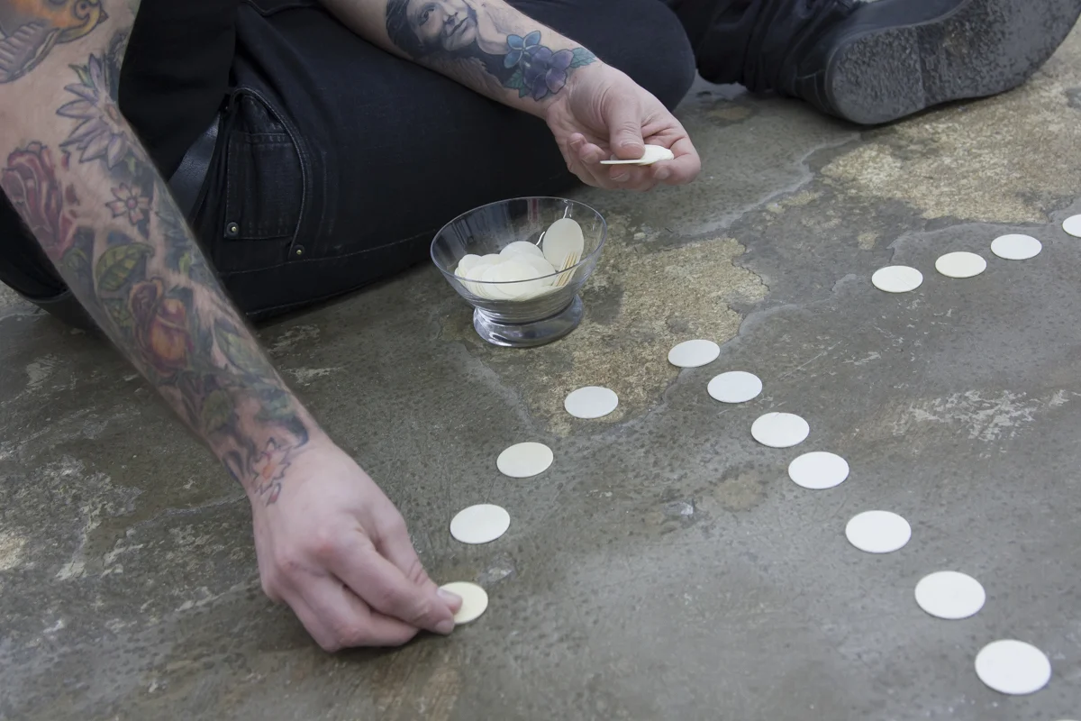 Performance inicial donde el artista Abel Azcona realiza la instalación en Galería Alicia Hevia de Madrid.