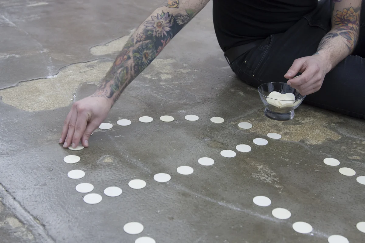 Performance inicial donde el artista Abel Azcona realiza la instalación en Galería Alicia Hevia de Madrid.