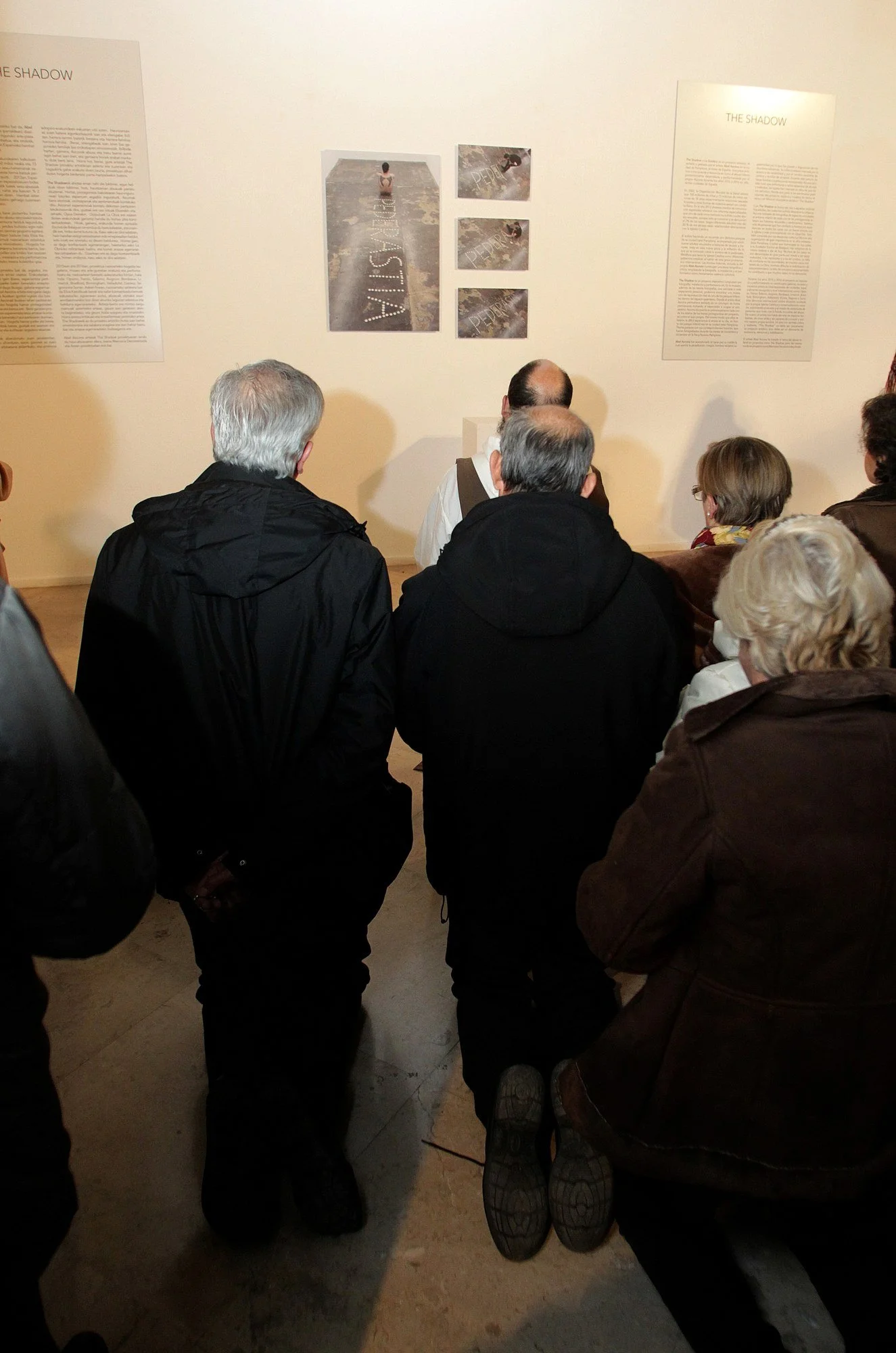 Manifestantes en el interior de la exposición del artista Abel Azcona formando parte de Amén . © Javier Bergasa
