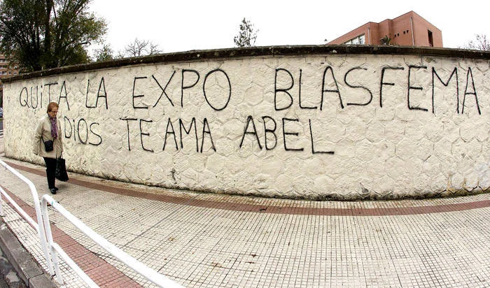 Pintadas en Pamplona contra el artista Abel Azcona . 