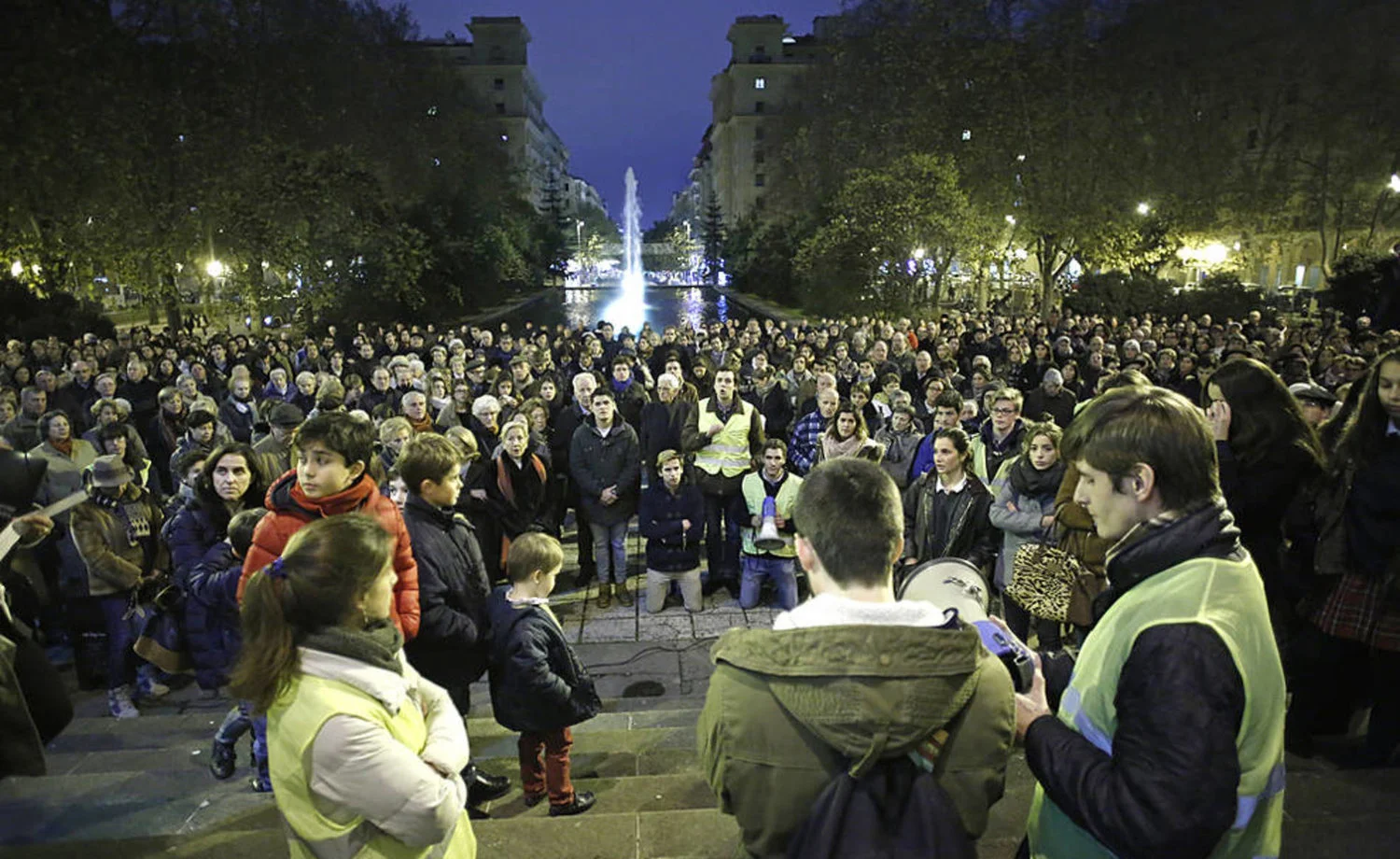 Cientos de personas rezando el Rosario en la puerta de la exposición. Fotografía © Sesma / Buxens. El Diario de Navarra, periódico conservador y católico, realizó una galería completa de las concentraciones y manifestaciones durante la exposición del artista Abel Azcona.