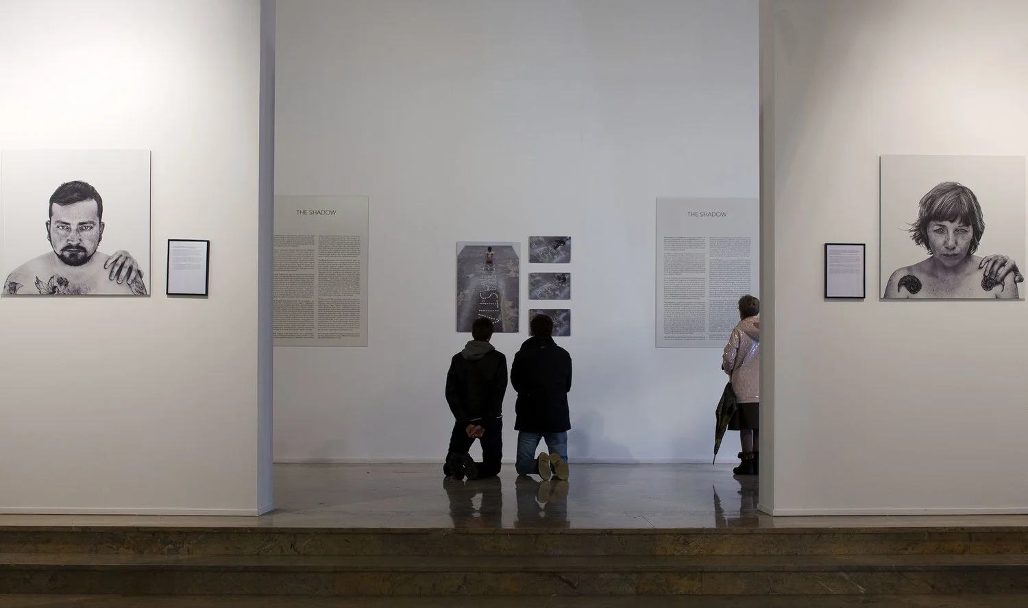 Dos menores orando delante de la pieza. Fotografía cedida al proyecto Amén por Diario de Noticias de Navarra © Unai Beroiz