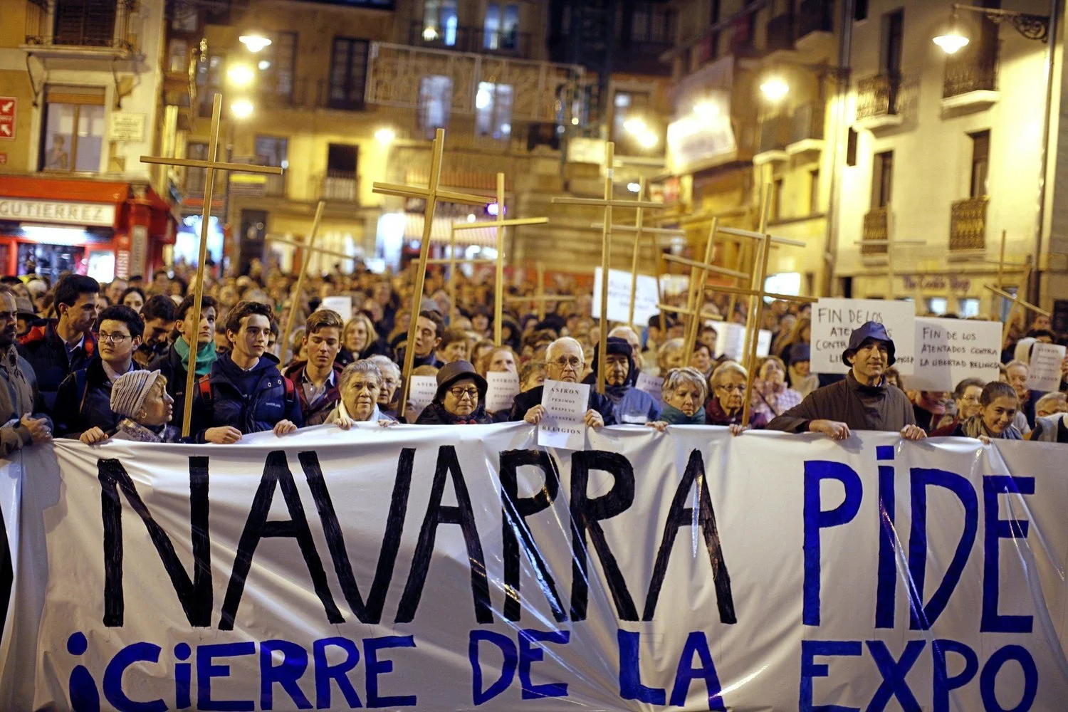 Primera concentración contra la muestra de Abel Azcona . Cedida al proyecto Amén por Diario de Noticias de Navarra © Iban Aguinaga.