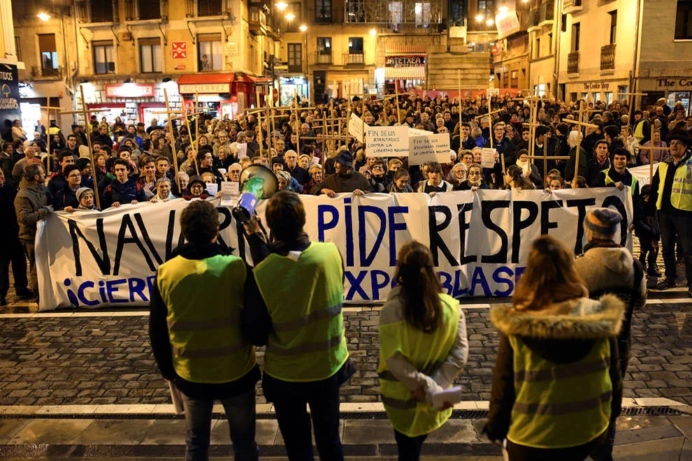 Primera concentración contra la muestra del artista Abel Azcona en el Ayuntamiento de Pamplona . Diario de Navarra © Javier Sesma.