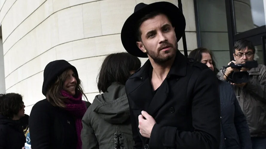 El artista Abel Azcona saliendo de los Juzgados de Pamplona. © Pablo Lasaosa.