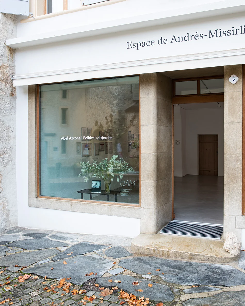 Exposición Political Disorder del artista Abel Azcona en Espace dAM en Romainmôtier, Suiza .