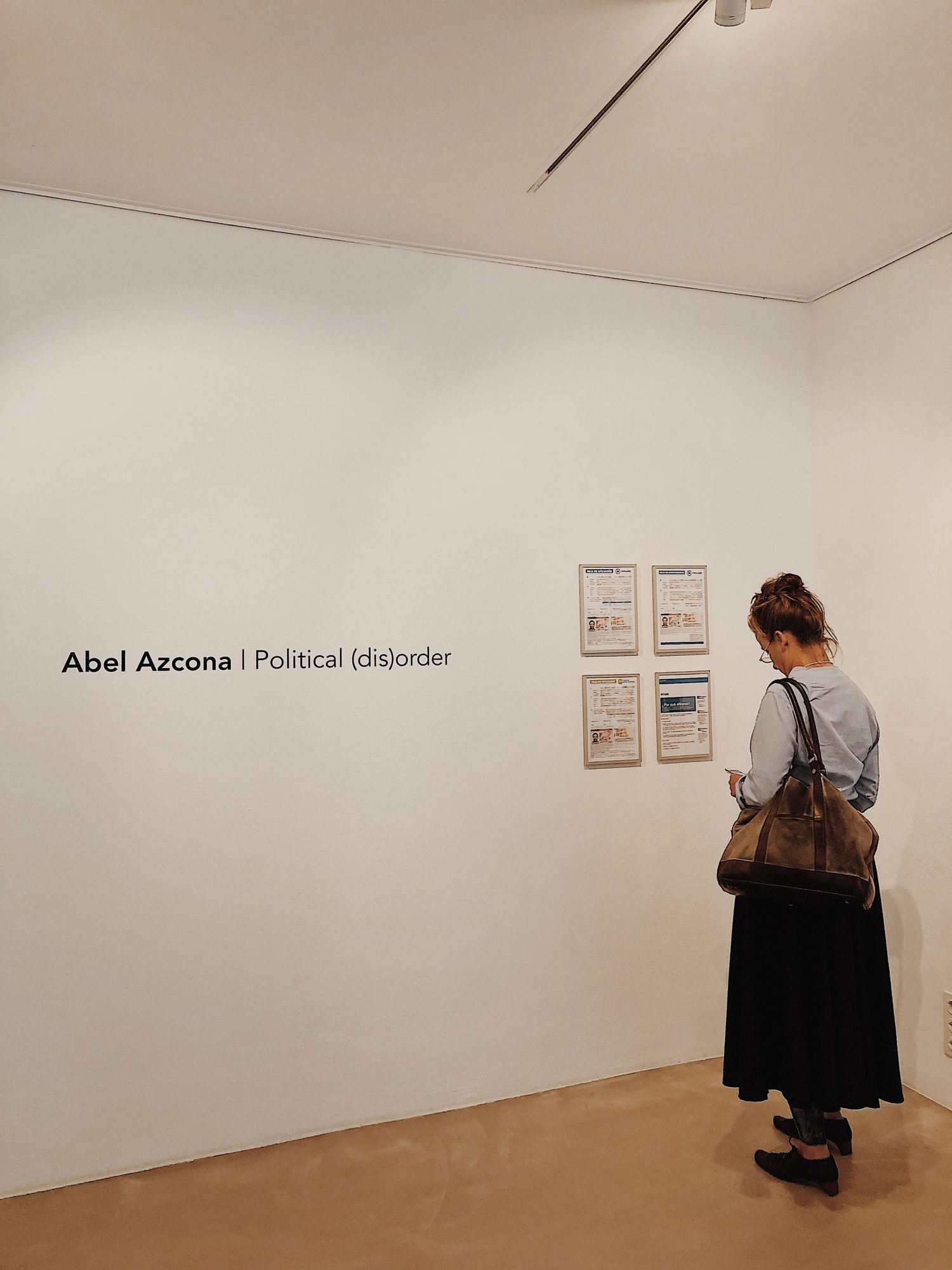 Fotografía compartida en redes sociales por Abel Azcona el día de la inauguración de Political (dis)order en Espace dAm.
