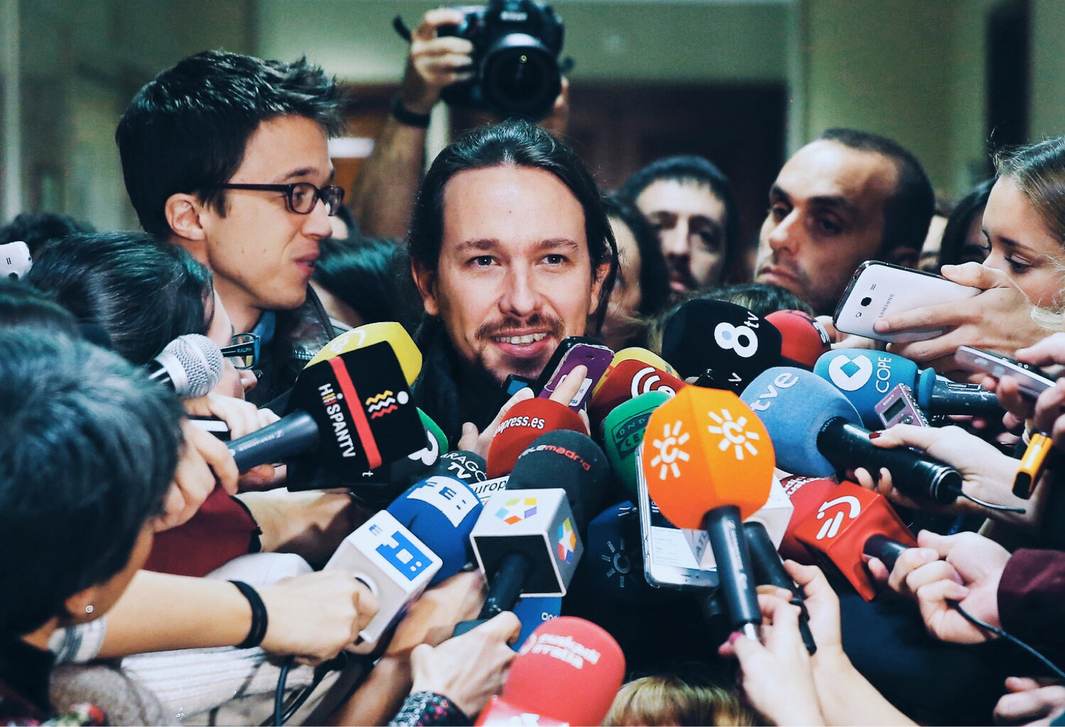 El Secretario General de Podemos , Pablo Iglesias entrevistado por la prensa. © EFE