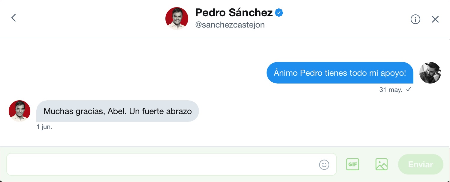 Intercambio de mensajes privados en la red social Twitter entre el artista Abel Azcona y Pedro Sanchez , Secretario General del PSOE . 
