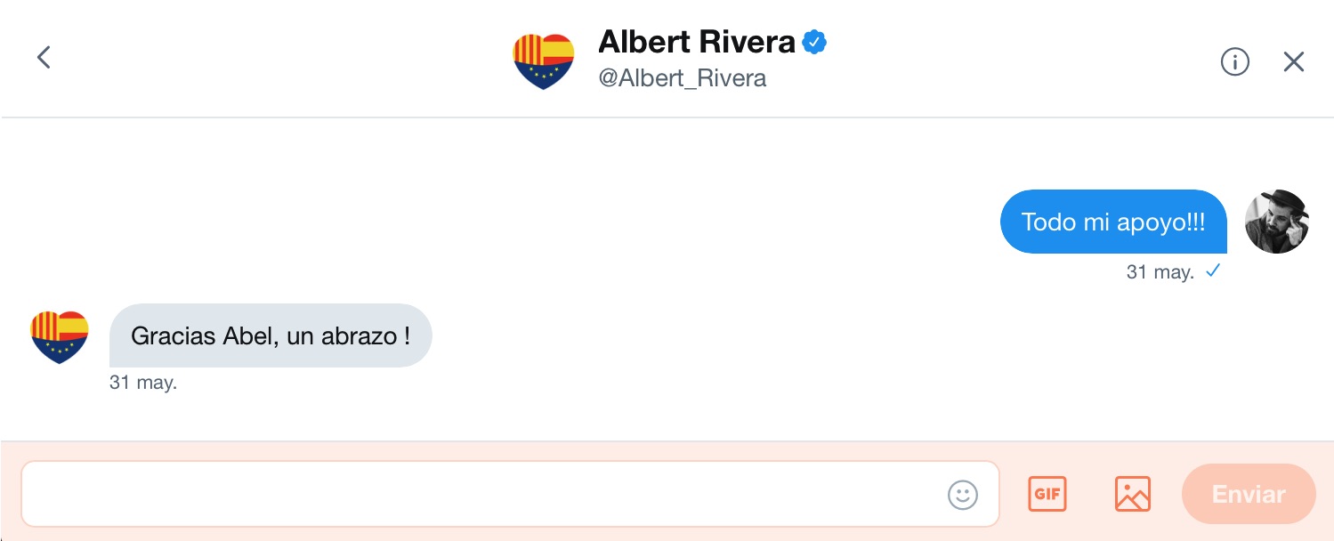 Intercambio de mensajes privados en la red social Twitter entre el artista Abel Azcona y Albert Rivera , Presidente de Ciudadanos . 