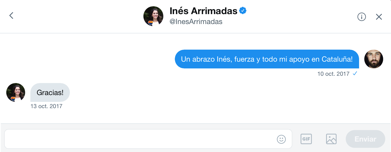 Intercambio de mensajes privados en la red social Twitter entre el artista Abel Azcona e Inés Arrimadas , Presidenta de Ciudadanos en Cataluña . 