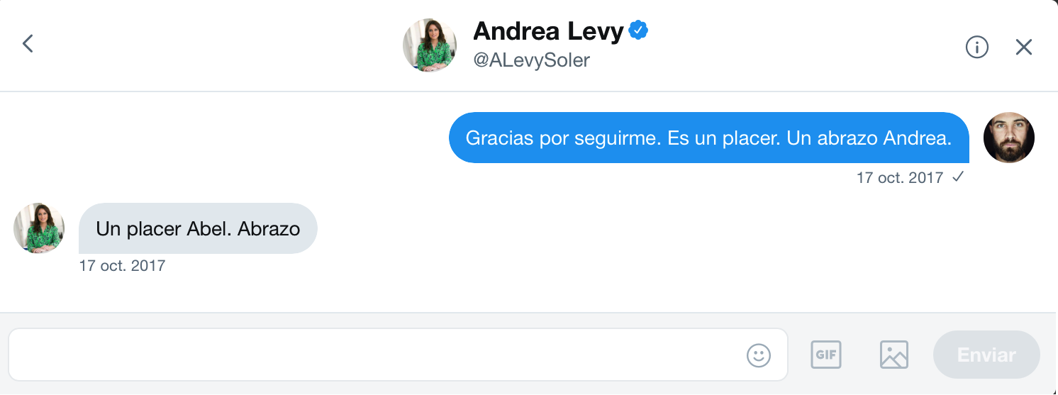 Intercambio de mensajes privados en la red social Twitter entre el artista Abel Azcona y Andrea Levy , parlamentaria del Partido Popula r en Cataluña. .