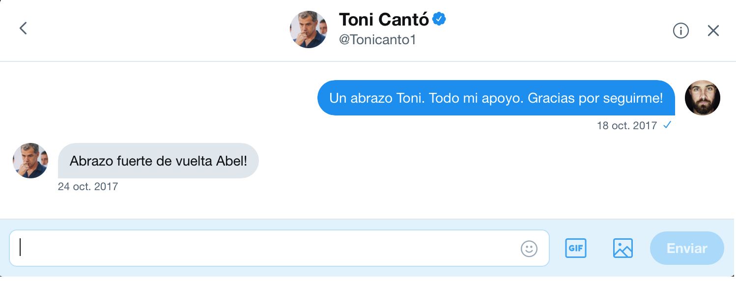 Intercambio de mensajes privados en la red social Twitter entre el artista Abel Azcona y Toni Cantó , parlamentario nacional de Ciudadanos.