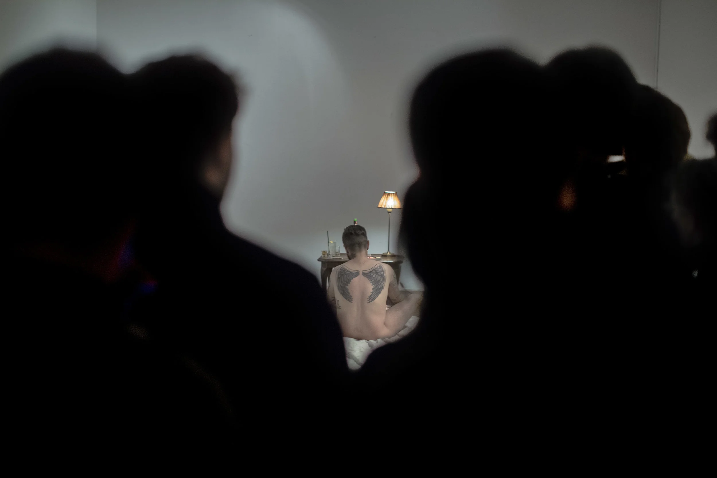 El artista Abel Azcona en la instalación viva de la exposición Empathy and Prostitution en Tulla Art Center en Tirana , Albania .