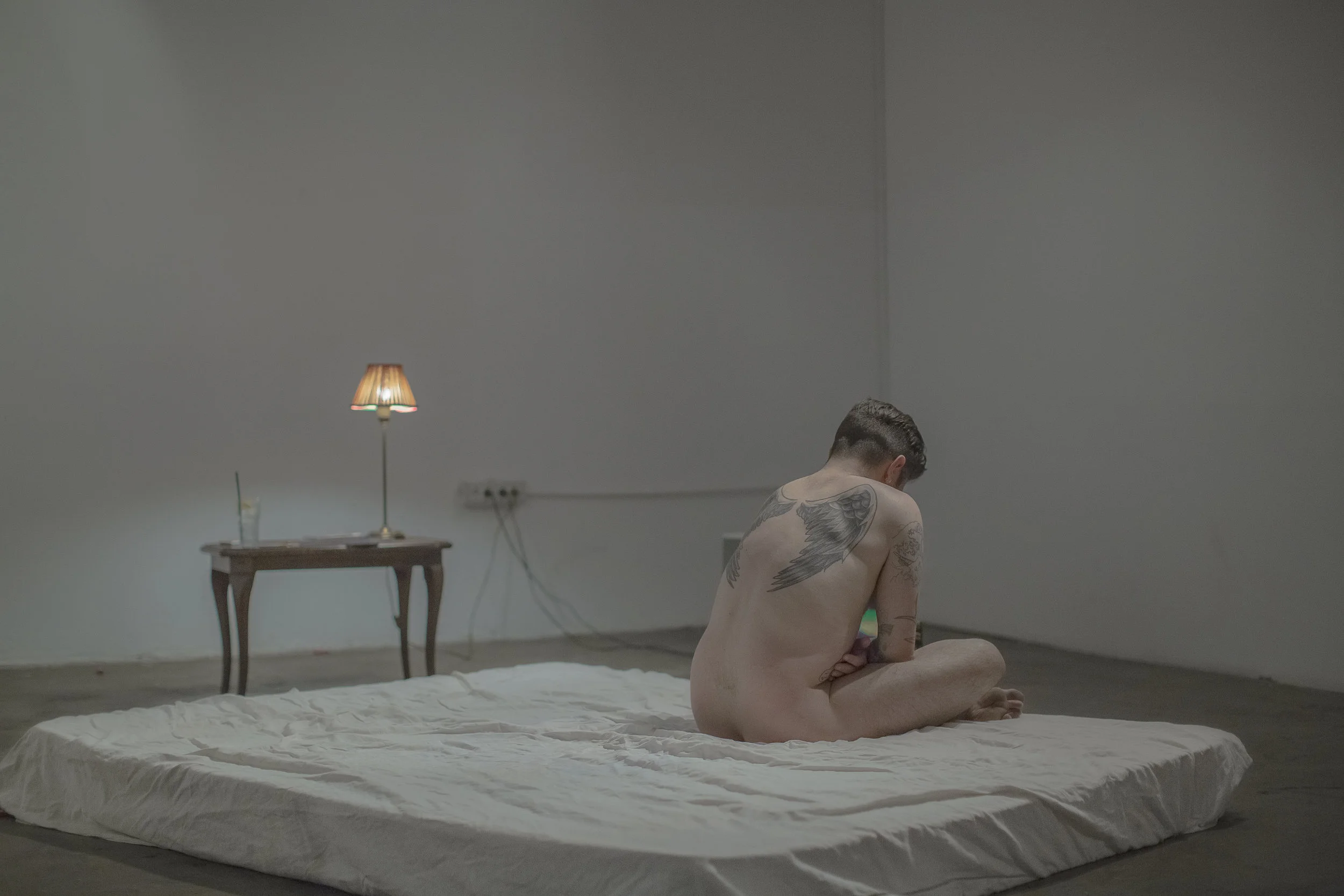 El artista Abel Azcona en la instalación viva de la exposición Empathy and Prostitution en Tulla Art Center en Tirana , Albania .