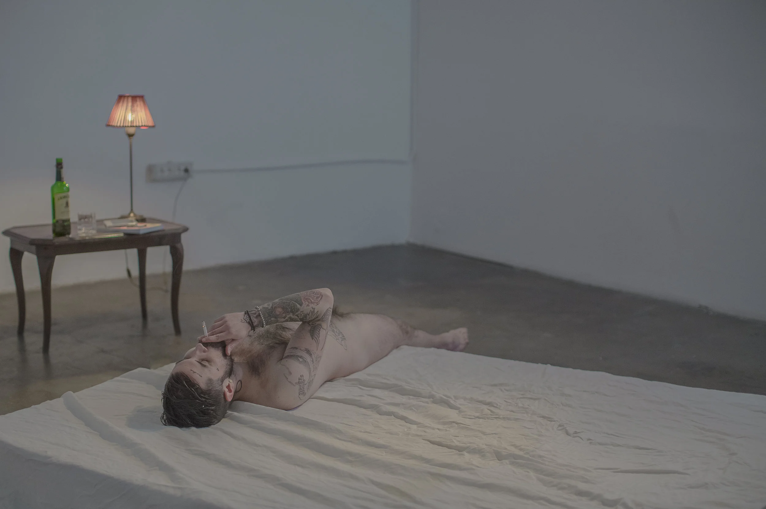El artista Abel Azcona en la instalación viva de la exposición Empathy and Prostitution en Tulla Art Center en Tirana , Albania .