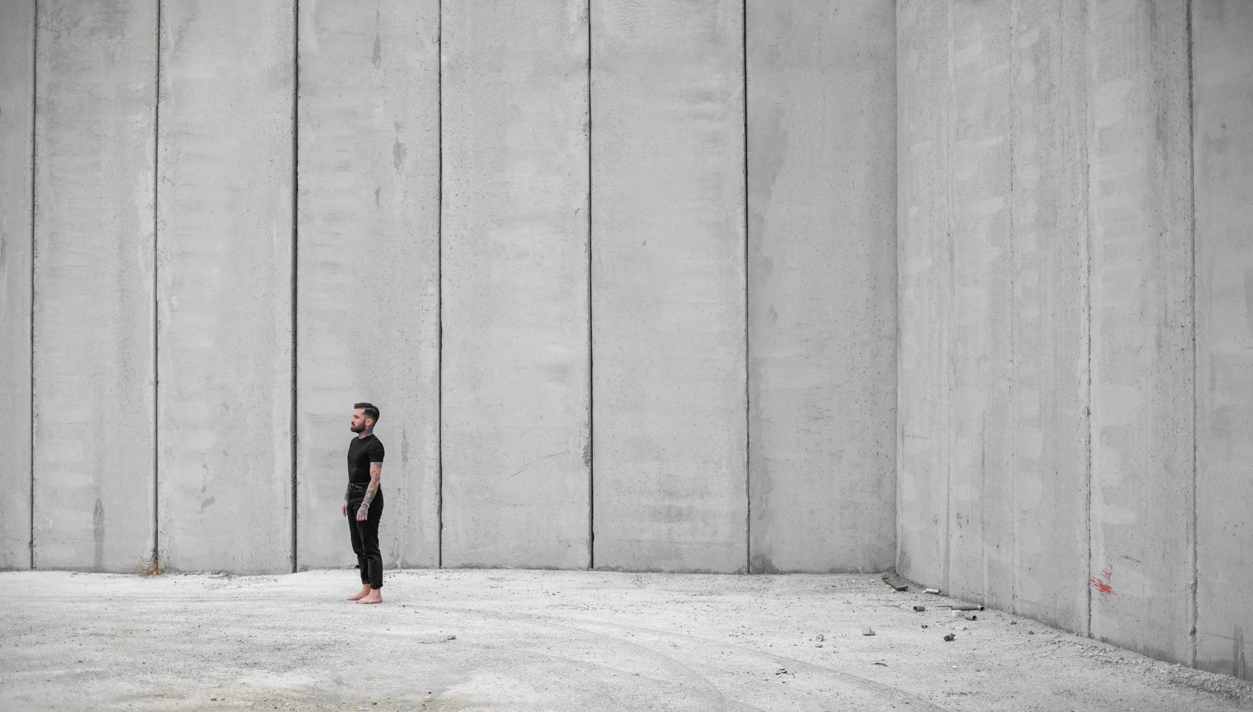 El artista Abel Azcona retratado en el Muro de Cisjordania.