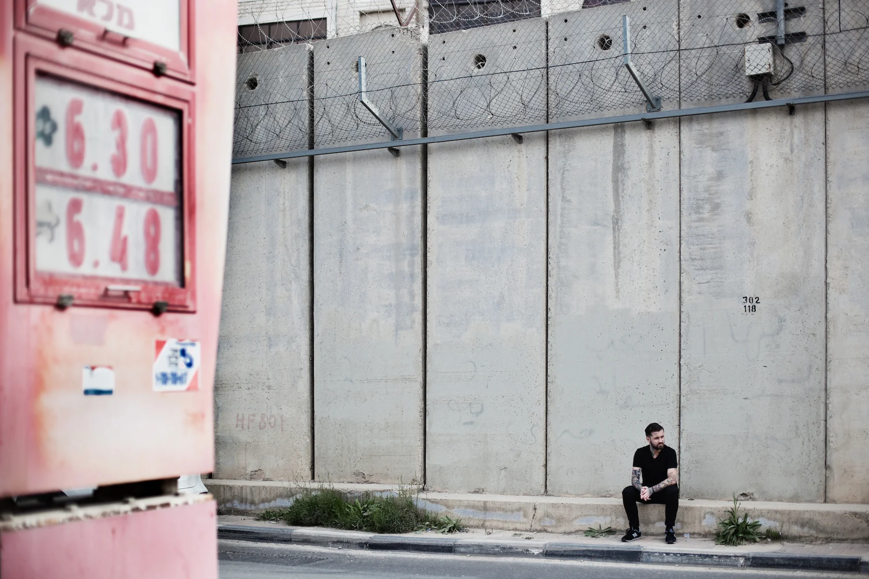 El artista Abel Azcona minutos antes de empezar la performance a la entrada de Ramallah.