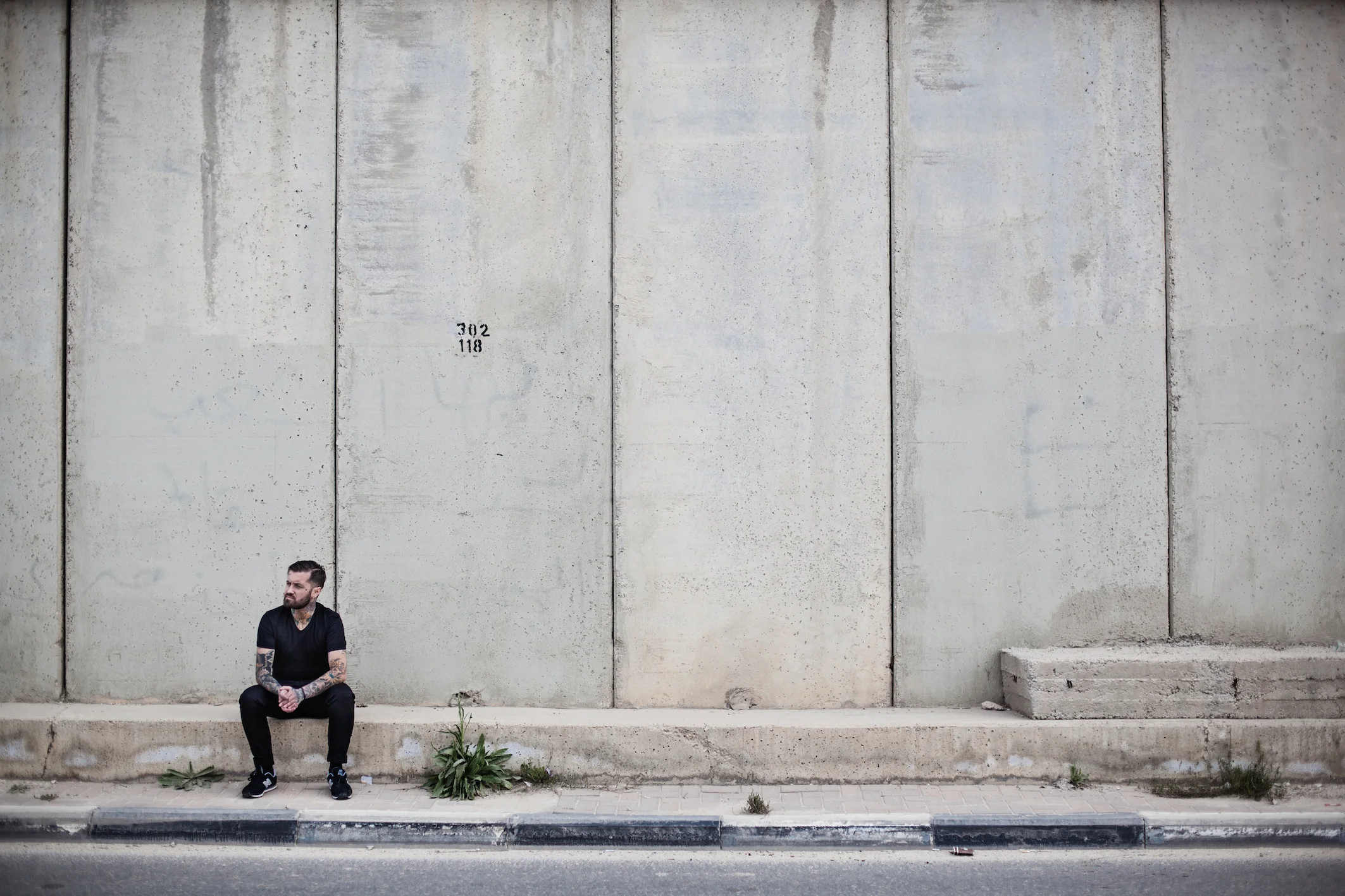 El artista Abel Azcona minutos antes de empezar la performance a la entrada de Ramallah.