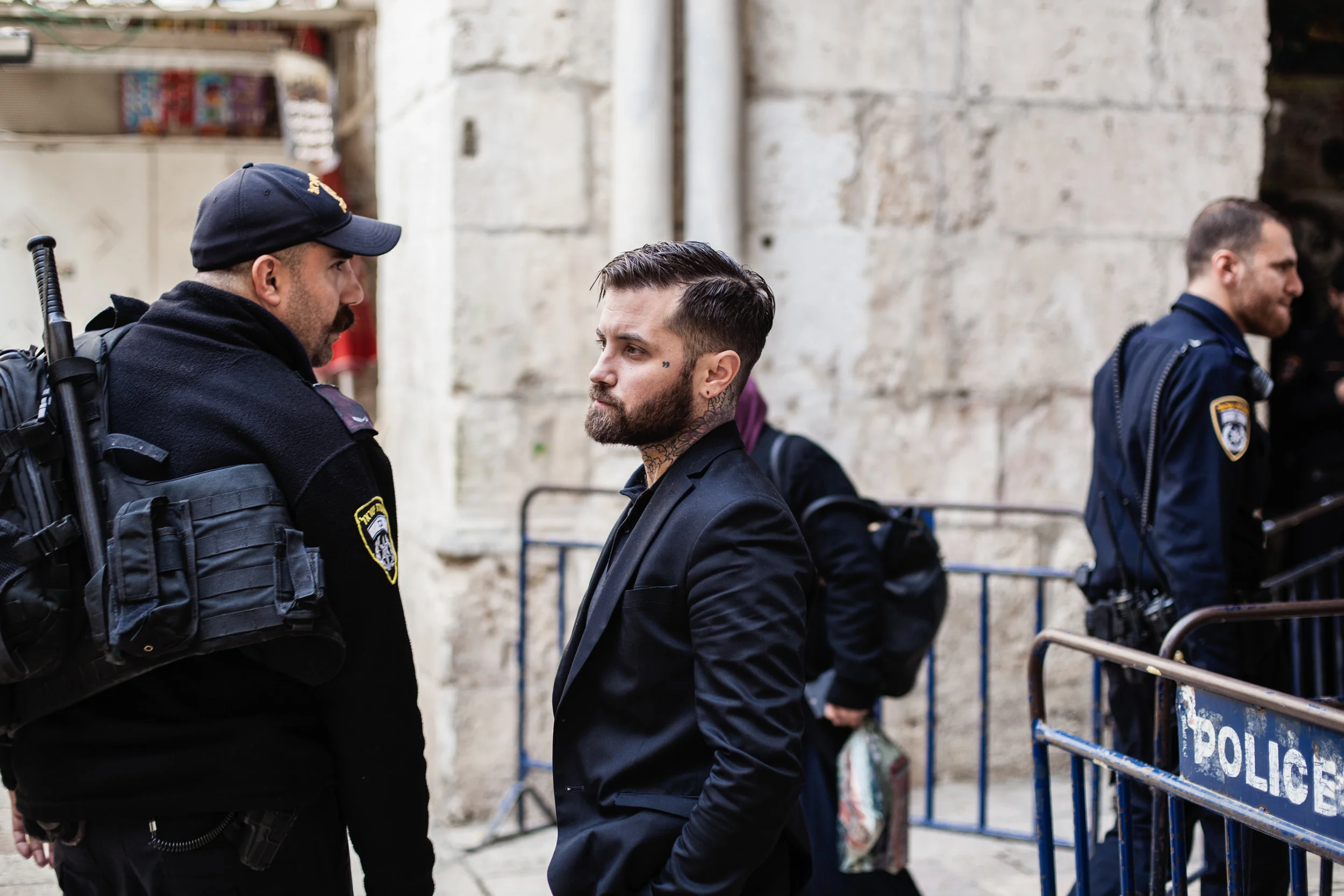 El artista Abel Azcona fotografiado en un control policial israelí antes de acceder a realizar la performance.