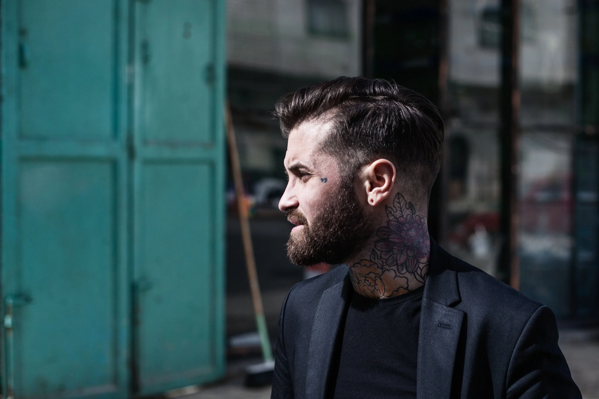 El artista Abel Azcona fotografiado junto a una sinagoga de Jerusalem durante el mes febrero del 2018.