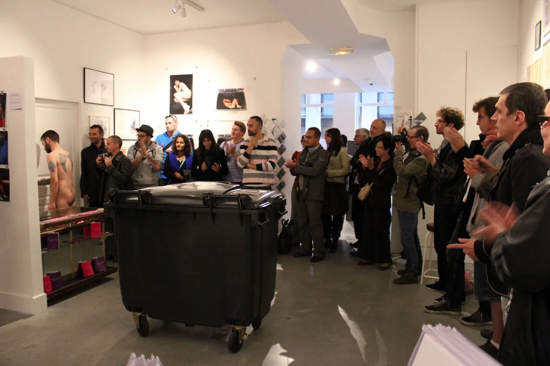 September 19, 2013 exiting the container after nine consecutivo days and nights. / 19 de septiembre de 2013 salida del contenedor durante nueve días y noches de forma consecutiva.