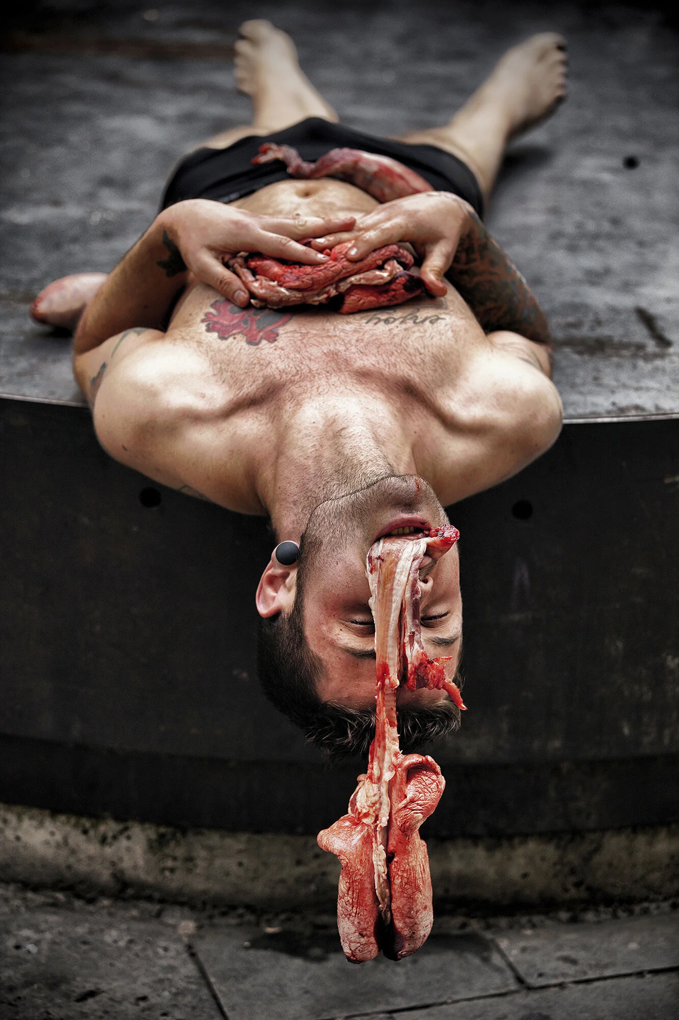 Abel Azcona in Dirty Meat in Pamplona. / Abel Azcona en Carne Sucia en Pamplona.