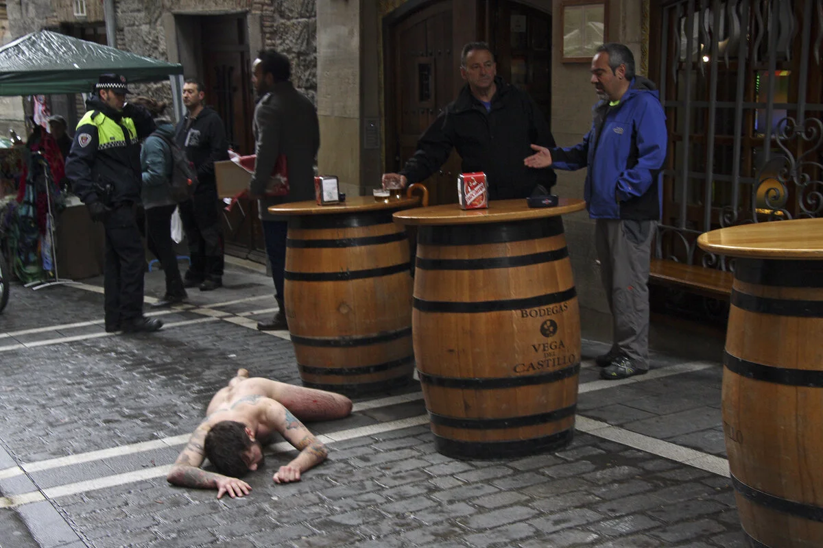 Algunas de las acciones performativas realizadas por Azcona en Pamplona implicaban violencia y desnudez explicita. En la imagen una secuencia donde Azcona realiza un arrastre de varias horas por la Calle Curia y el Casco Viejo de Pamplona. / Algunas…