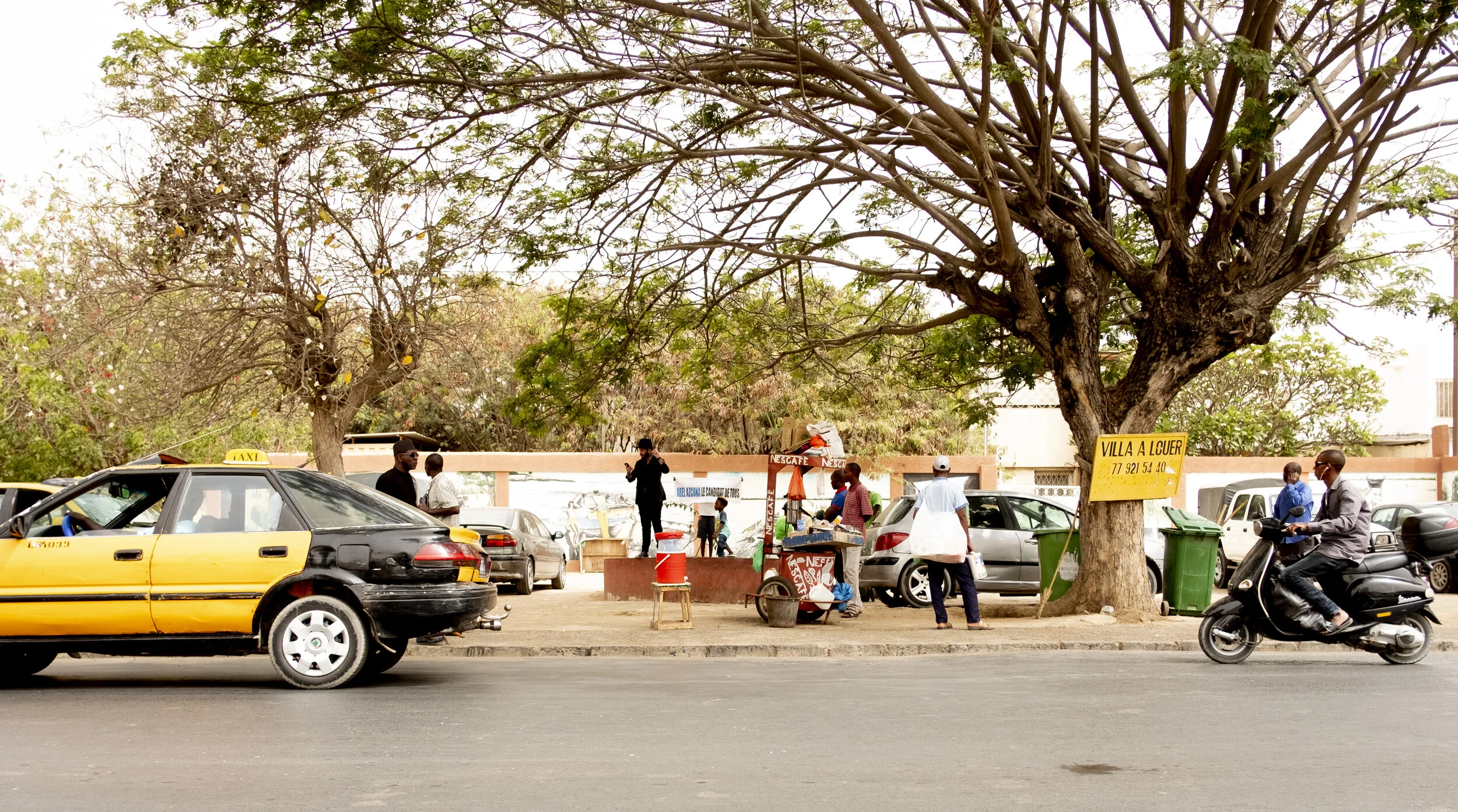 Azcona in the center of Dakar activating a hate speech filled with microracisms and using falsely integrating phrases commonly used by far-right leaders such as Marine Le Pen or Santiago Abascal from a colonialist position. / Azcona en el centro de Dakar activando un discurso de odio impregnado de microracismos desde una postura colonialista utilizando frases falsamente integradoras empleadas habitualmente por lideres de ultraderecha como Marine Le Pen o Santiago Abascal.