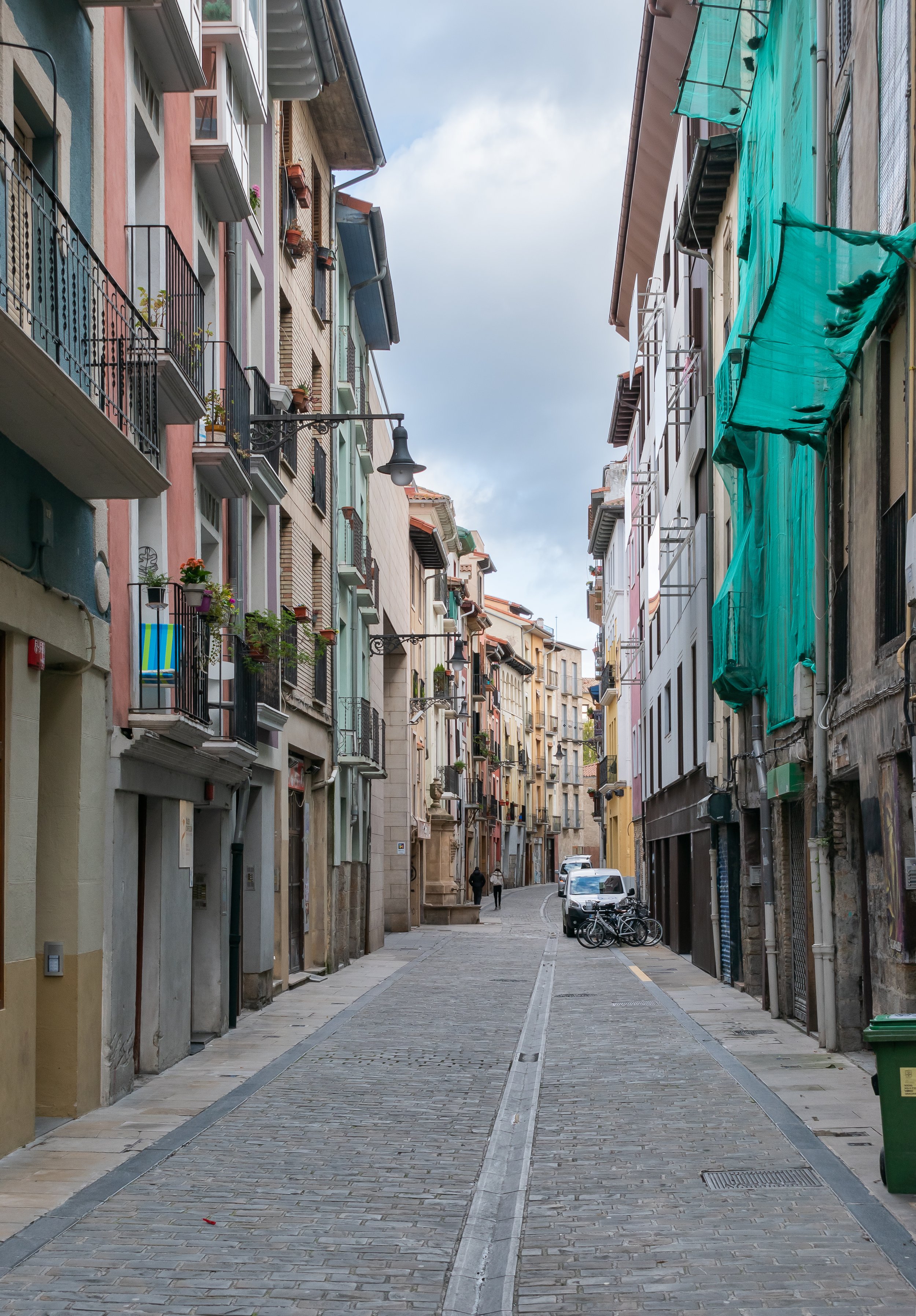 Calle_de_los_Descalzos_in_Pamplona_(1).jpg