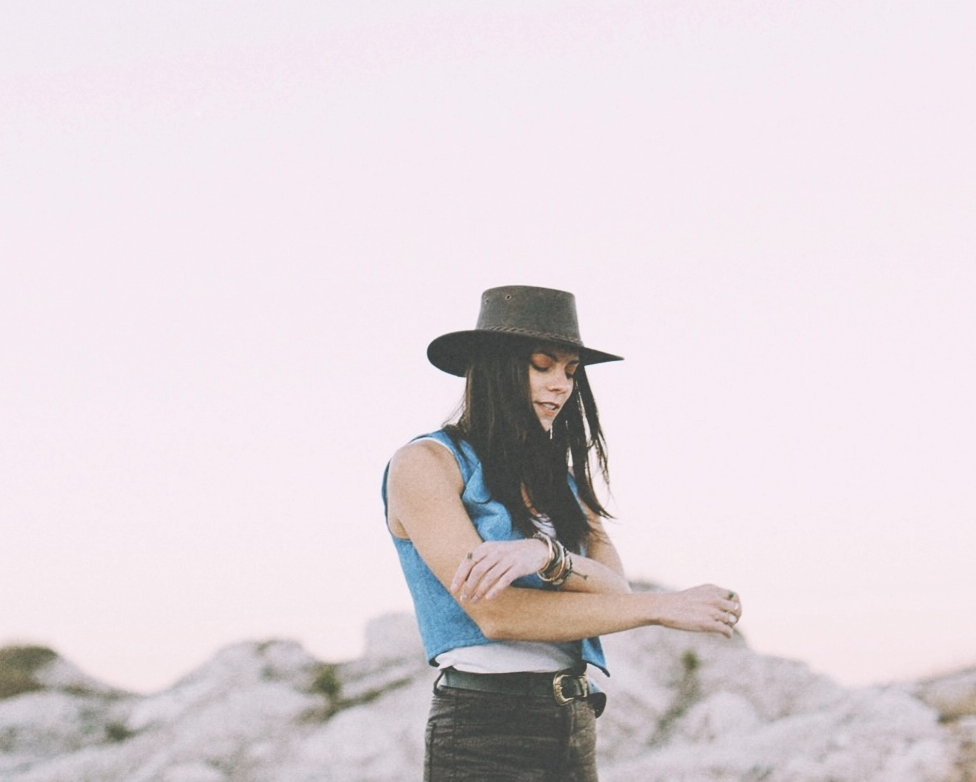 Rock Singer-Songwriter Elyse Aeryn Empowers with Fierce Single “Cowboy”