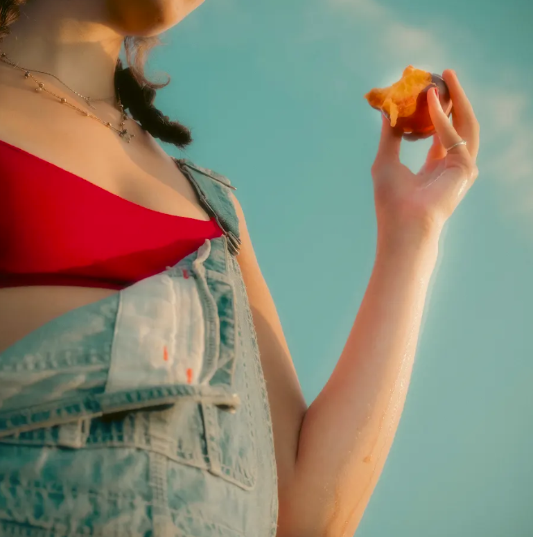 Indie Pop Singer Luella Reveals “Peach Ginger Tea” from Sophomore Album, ‘Summer Bummer’