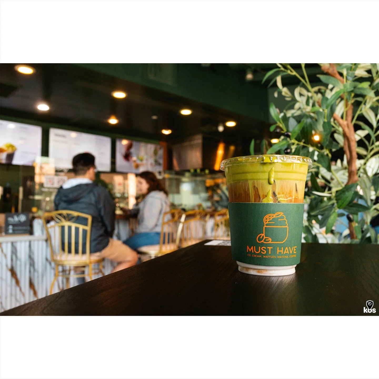 Never too much green for matcha.
⠀⠀
--------
Photographer: #kennyonset
Camera: #canoneosr
Lens: #canon28mmf28
⠀⠀
#cafe #montereypark #matchalover #caf&eacute; #foodie #626 #interiordesigns #interiordesignlover #interiordesigntrends #matchadecor #bake