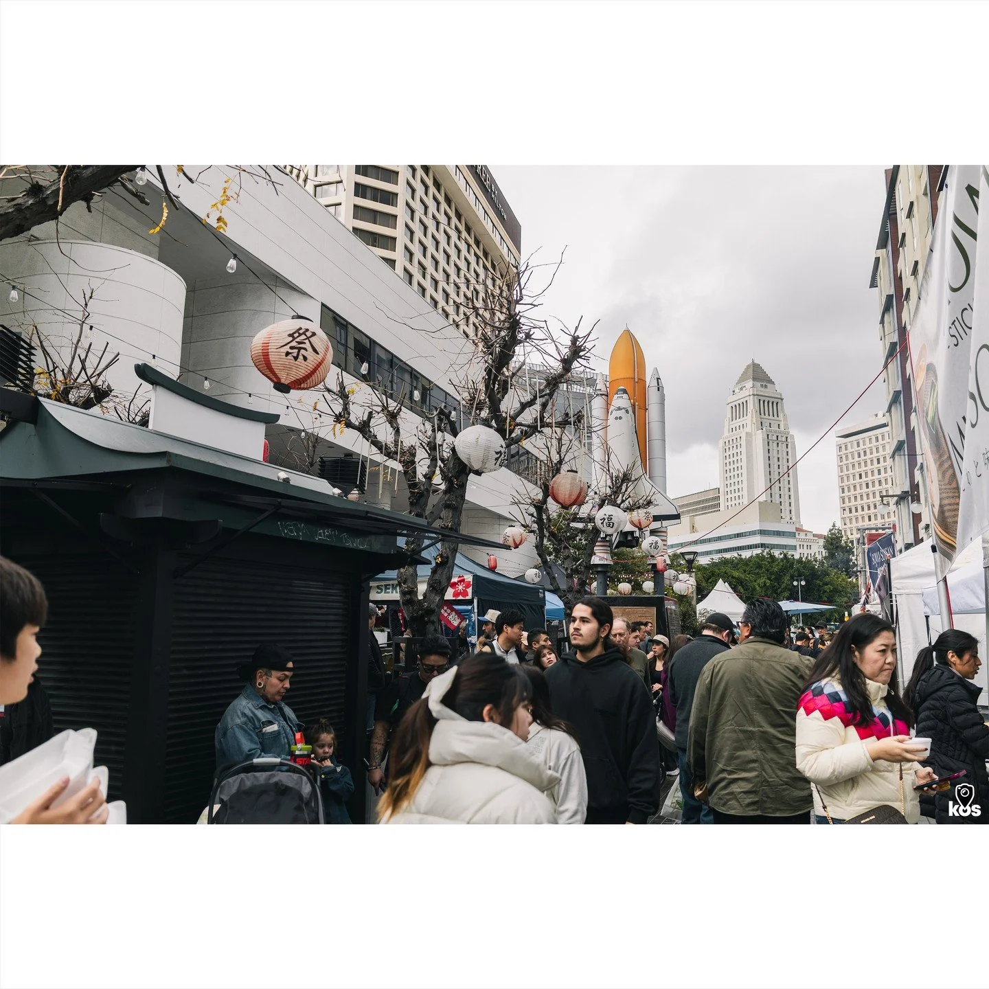 Same court, new visitors.
⠀⠀
--------
Photographer: #kennyonset
Camera: #canoneosr6markii
Lens: #canon28mmf28
⠀⠀
#pancakelens #wideanglelens #inthecity #losangeles_la #dtla #littletokyo #littletokyoca #japanesevillage #oshogatsu #oshogatsu2026 #candi