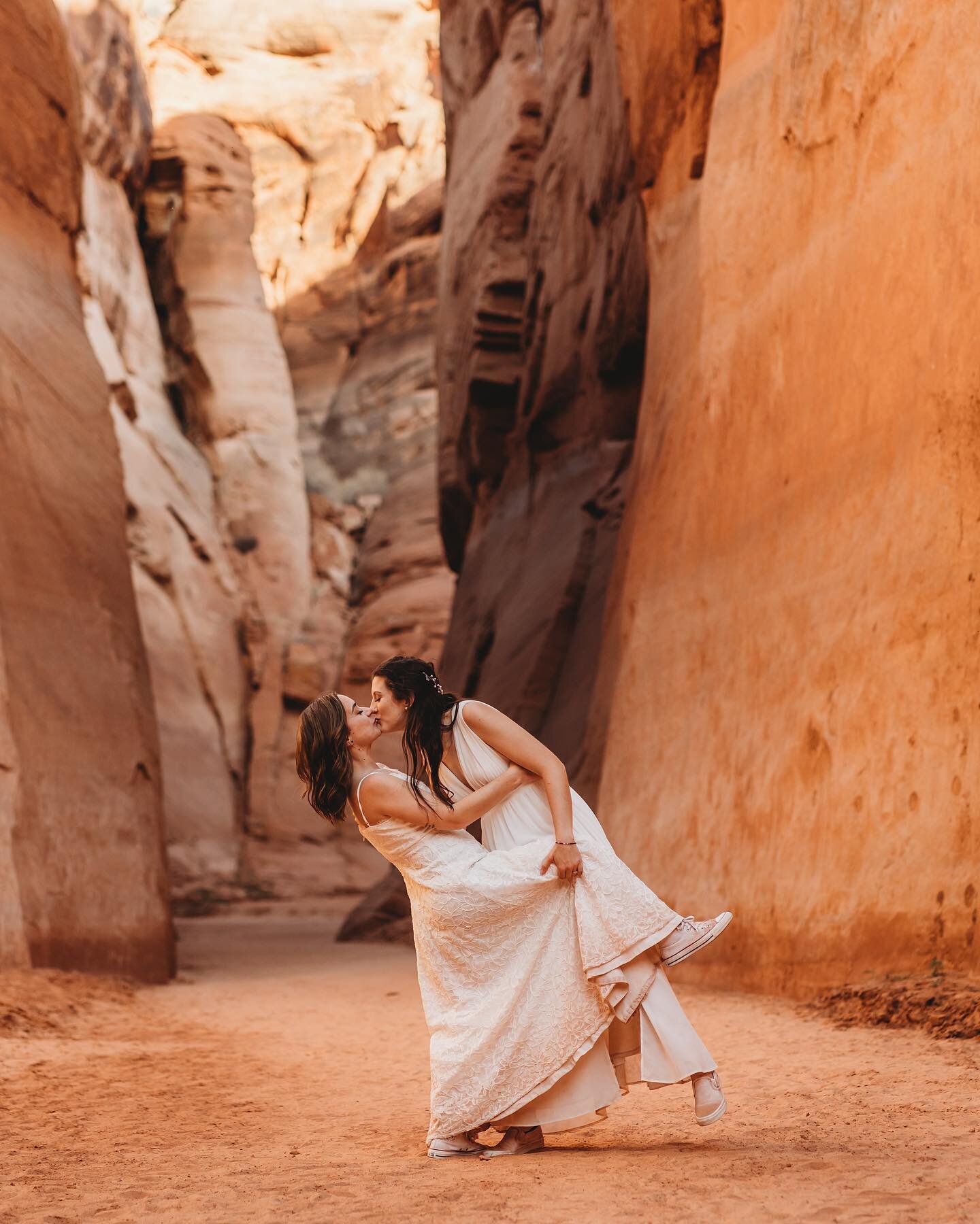 These two badasses spent the afternoon of their wedding day kayaking 3 miles into a slot canyon&hellip; while wearing their wedding dresses! It doesn&rsquo;t get much more adventurous than that 💪🏻🎉

#lookslikefilmweddings #lookslikefilm #wandering