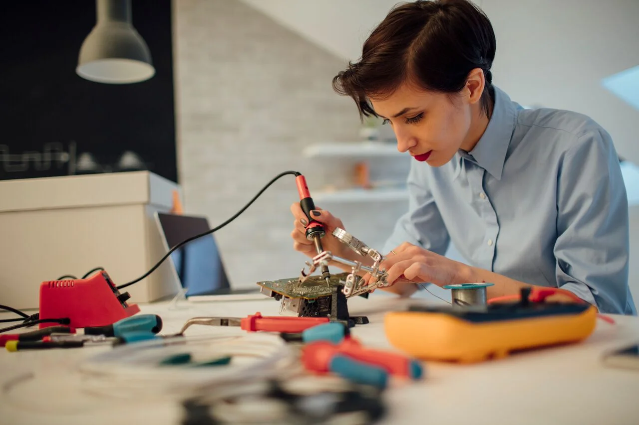 Woman-Soldering-a-circuit-board-in-her-tech-office.-626903566_8574x5715_preview.jpeg