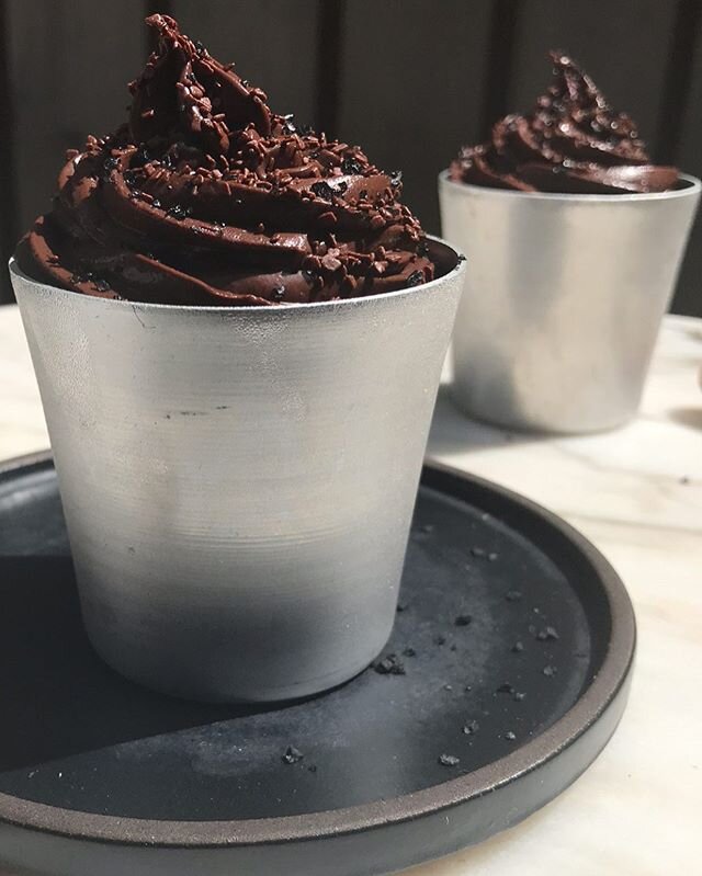 coffee and chocolate soft serve (get the theme these days 😉☕️ +🍫)
used @lindtcanada 85% and @samjamescoffeebar coffee

topped with a drizzle of finishing extra virgin olive oil, @callebautchocolate chocolate sprinkles &amp; a good lash of black lav