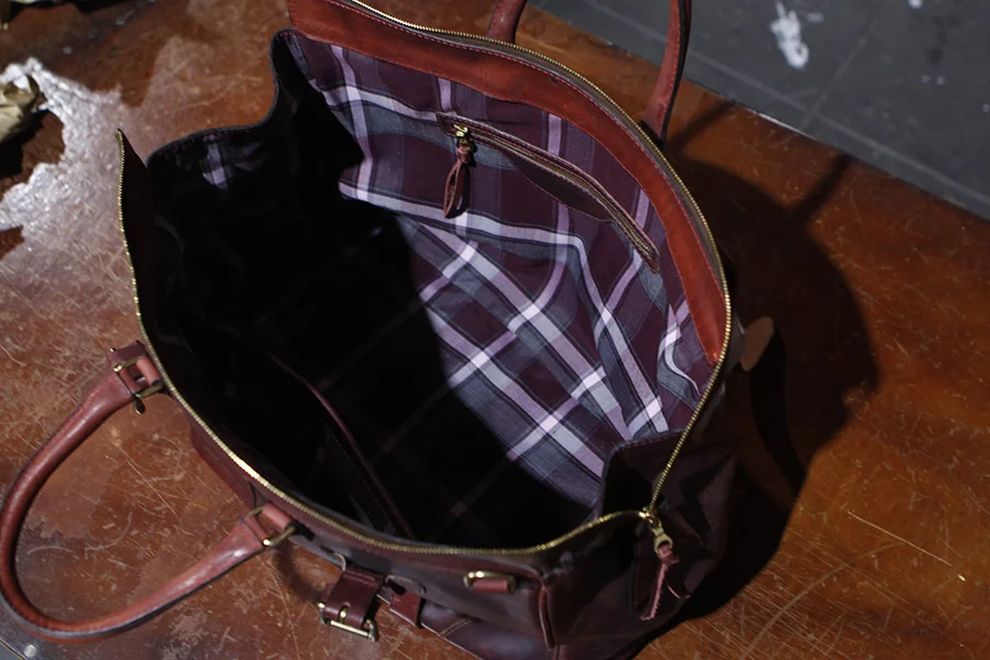its zipper top helps it open wide.