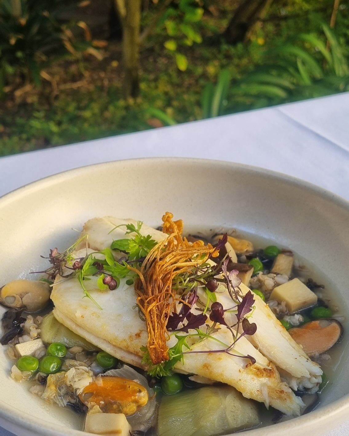 Lemon Sole, artichoke, king oyster mushroom, pea, pearl barley, muscle broth, crispy Enoki mushrooms.
Delicious 🤤 

#adelaide #adelaideloves #adelaidefoodie #adelaidefoodies #foodiegram #foodporn #solefish #fish #broth #mushrooms #adelaiderestaurant