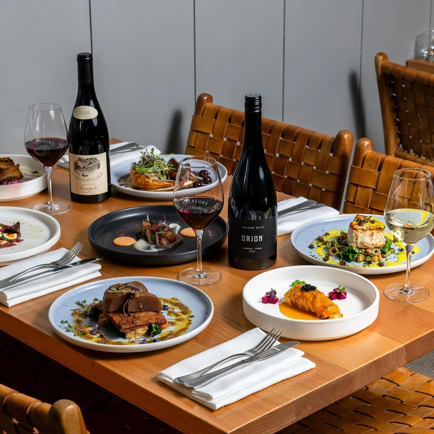 Dinner in the Treasury 1860 restaurant 🥰 
New menu, amazing wines, beautiful space.
@whissonlake  @murdochhill_wines 

Bookings essential

📸 @notyourleftovers 

#newmenu #syrah #pinotnoir #adelaidehillswine #adelaiderestaurants #adelaide #adelaidee